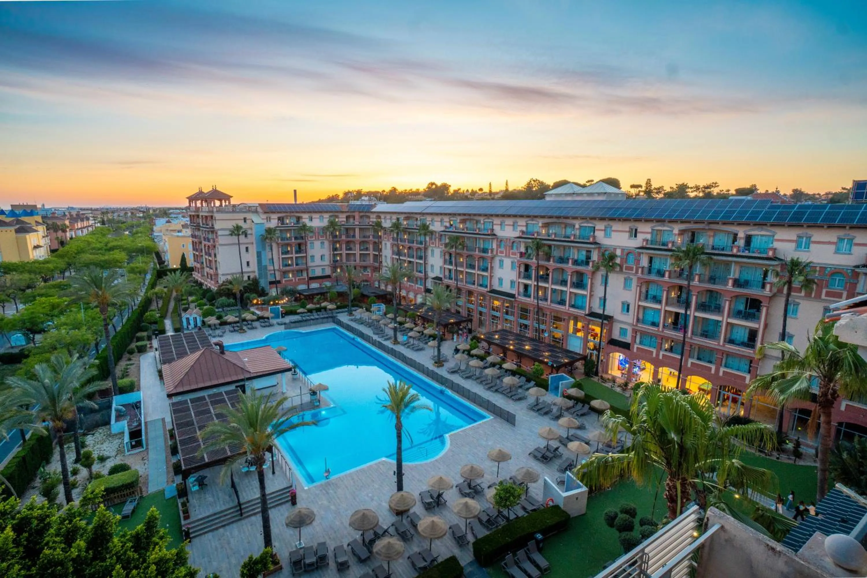 Swimming pool in Ohtels Islantilla