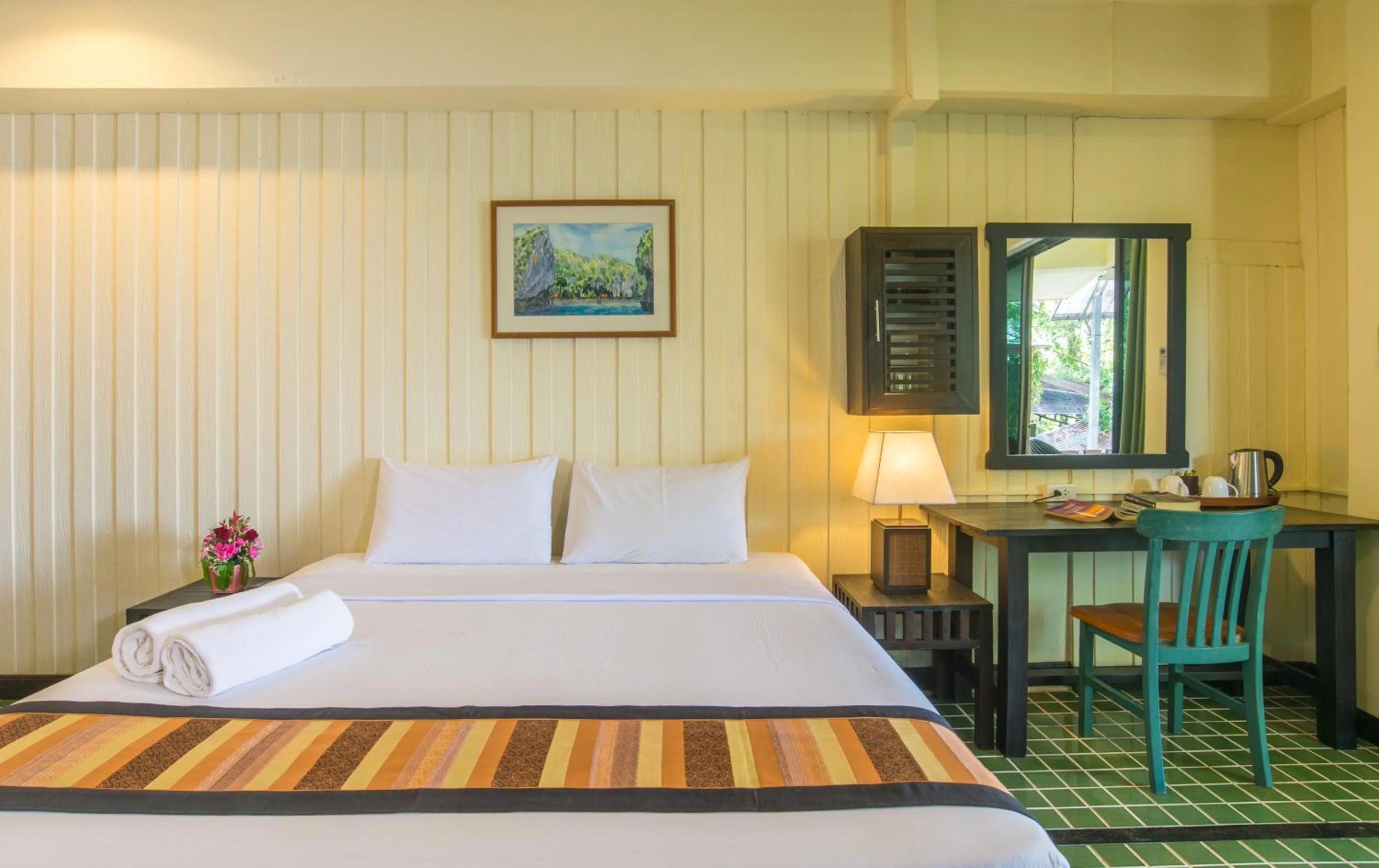 Bathroom, Bed in Krabi City Seaview Hotel