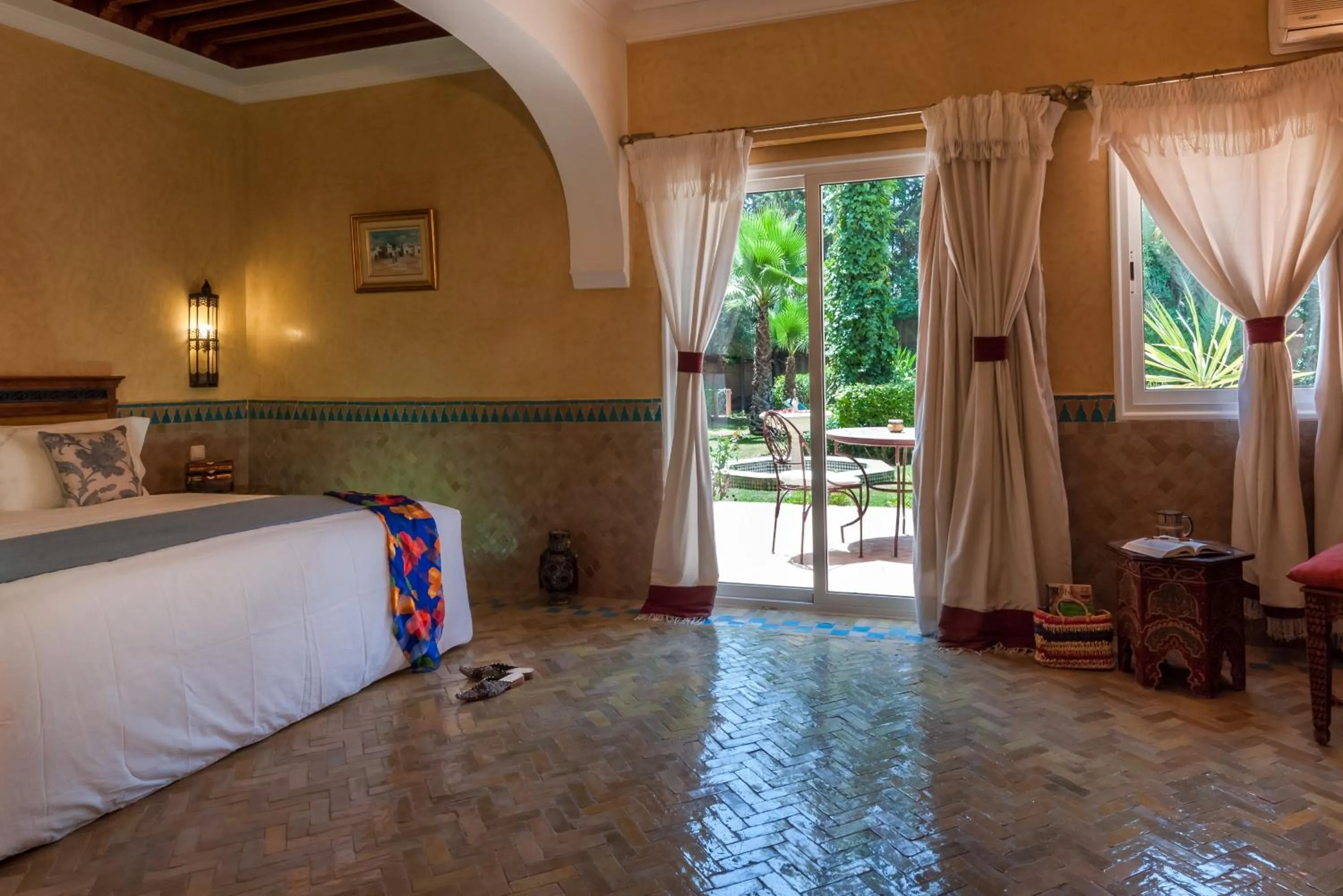 Balcony/Terrace, Bed in Villa Des 3 Golfs