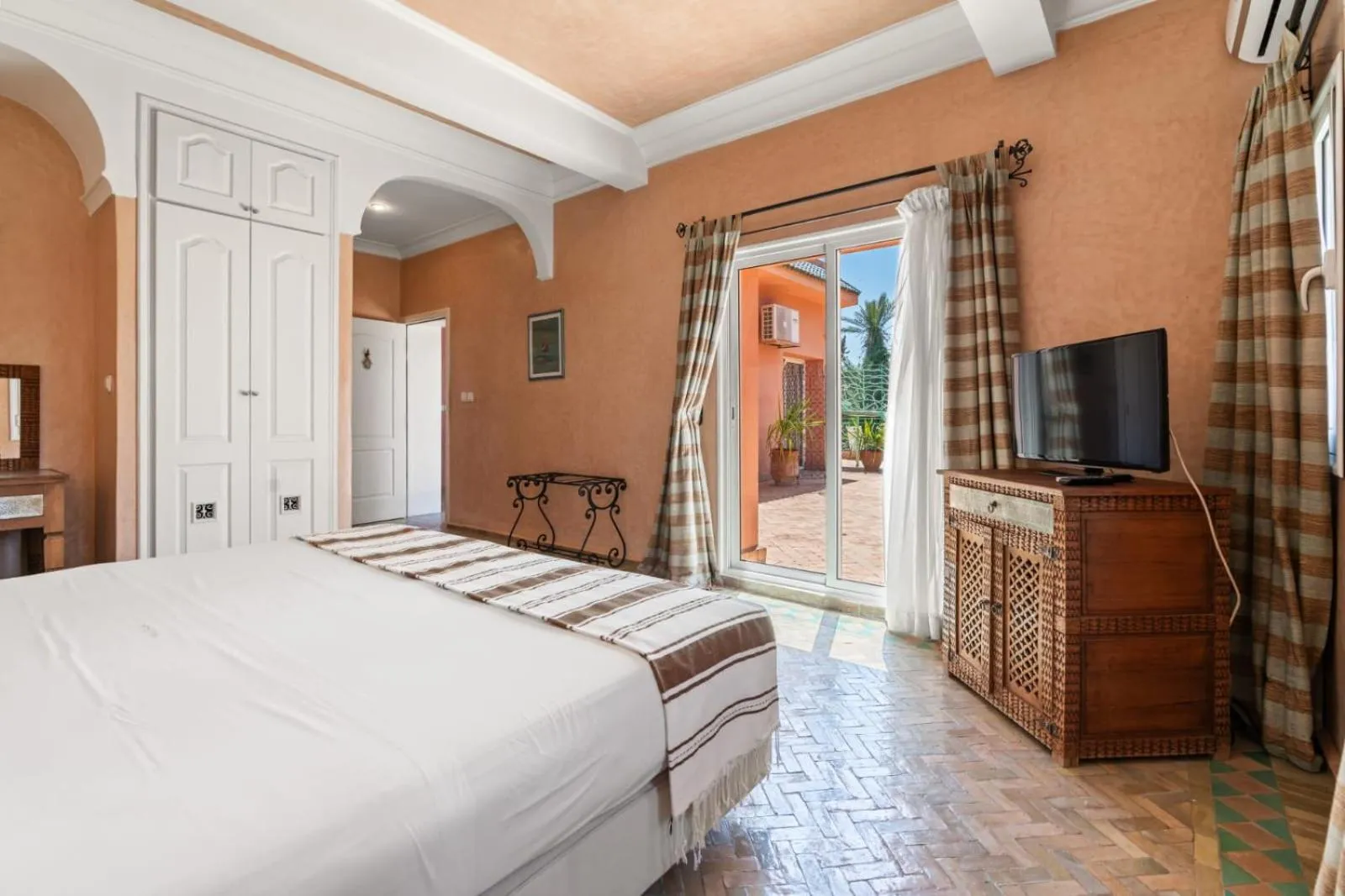 Bed in Villa Des 3 Golfs