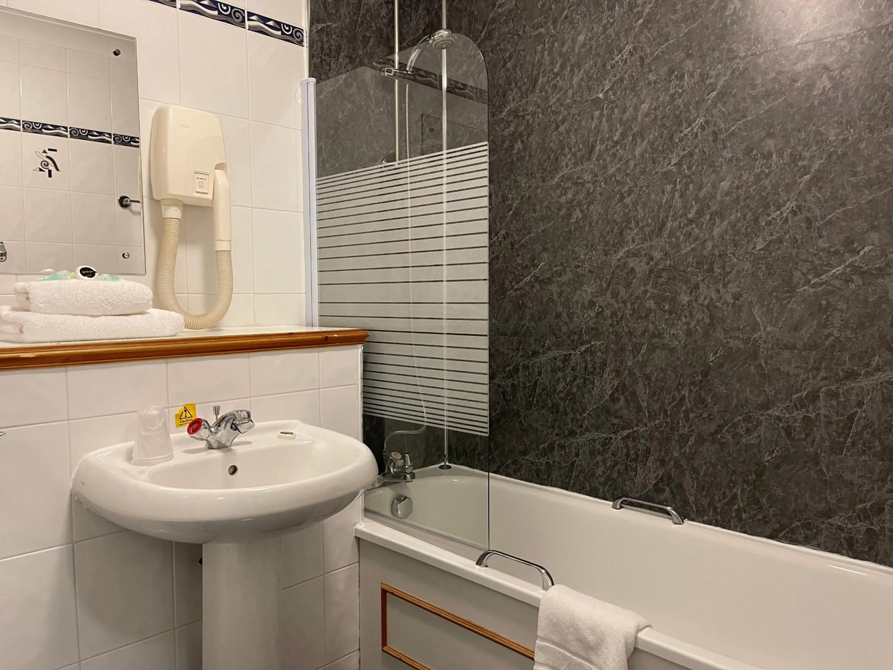 Bathroom in Castlecary House Hotel