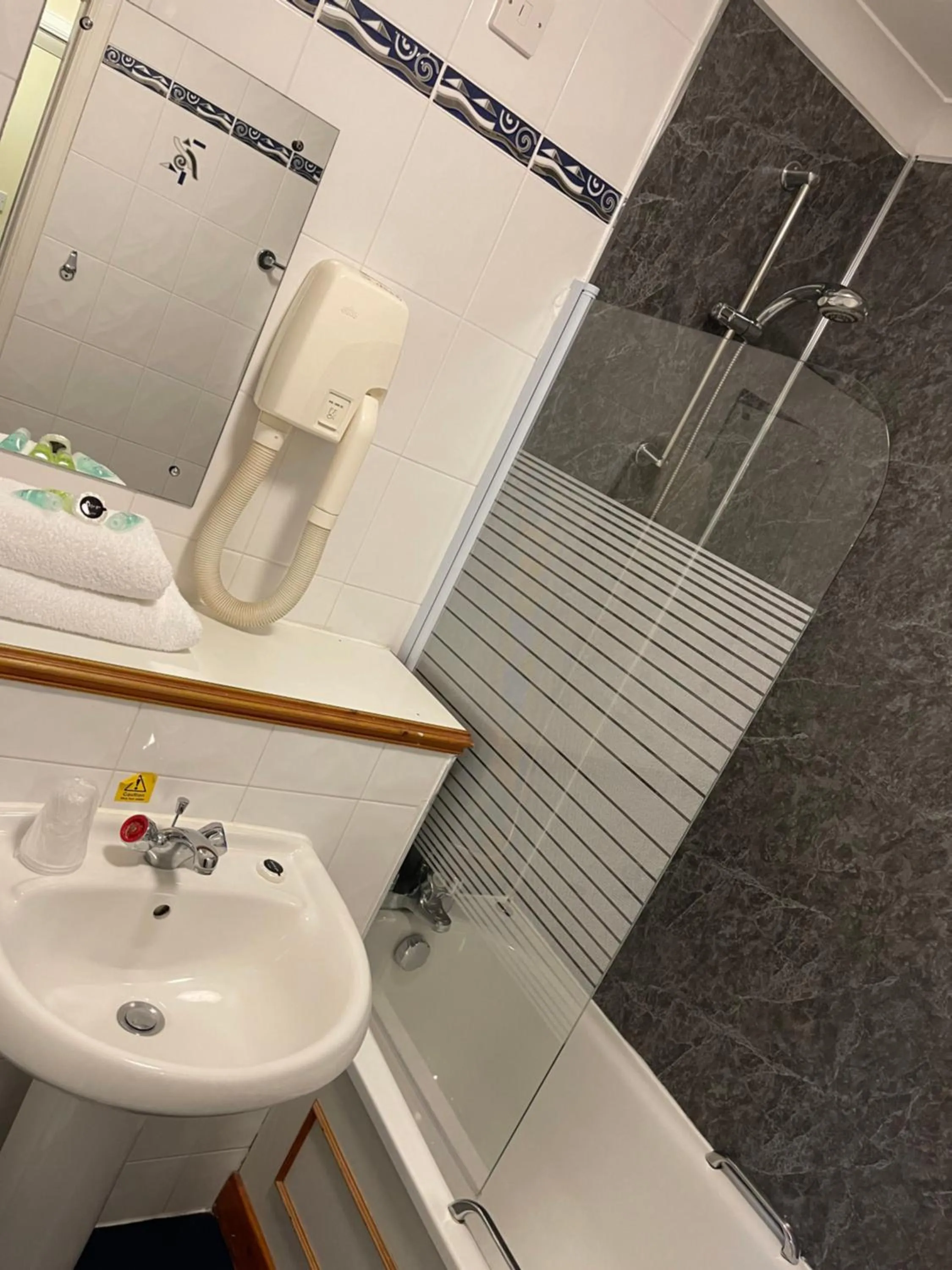 Bathroom in Castlecary House Hotel