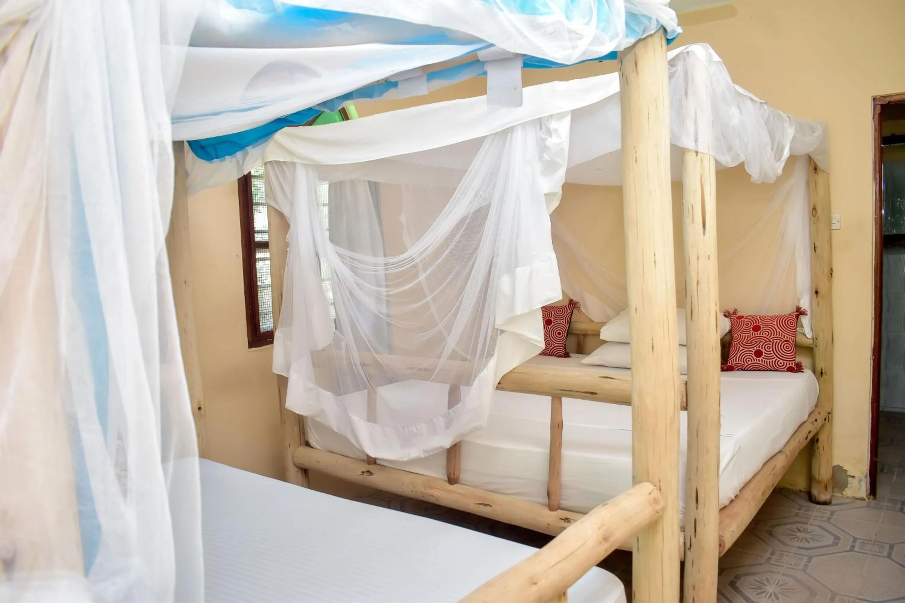 Photo of the whole room, Bed in Blue Earth Beach Bungalow
