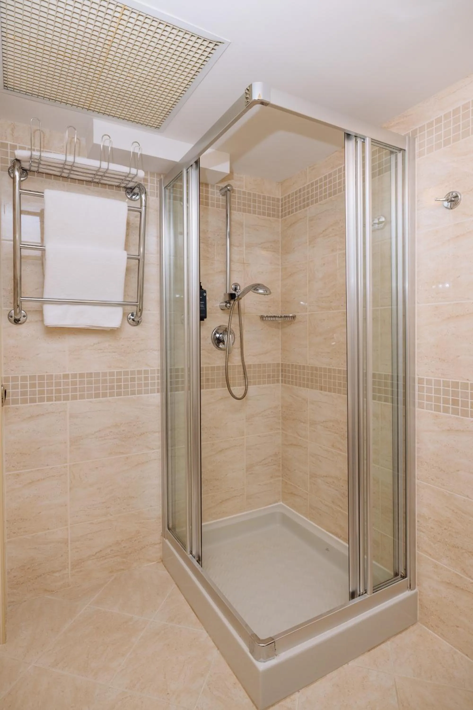 Shower in Hestia Hotel Jugend