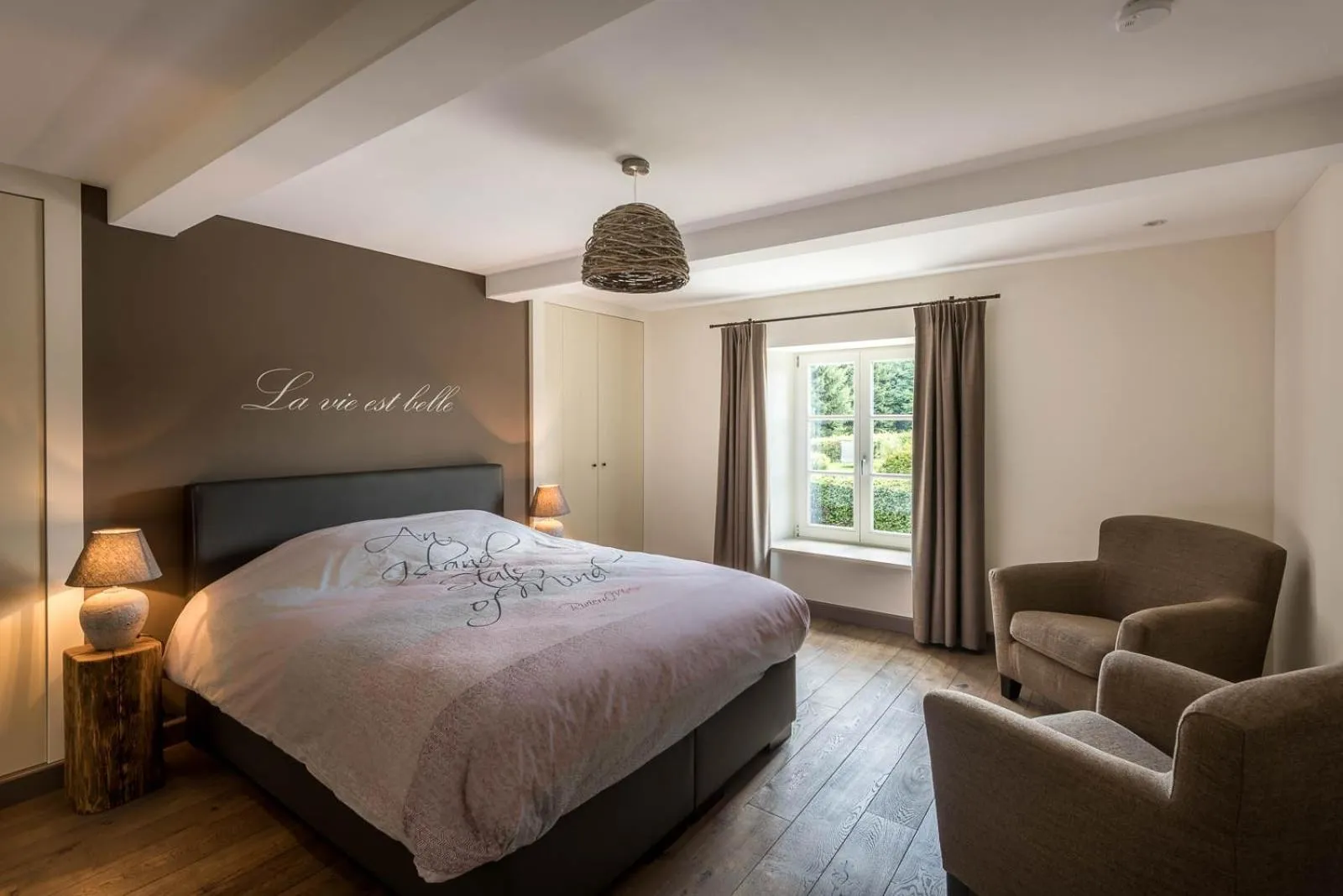 Seating area, Bed in B&B Haut Brûly