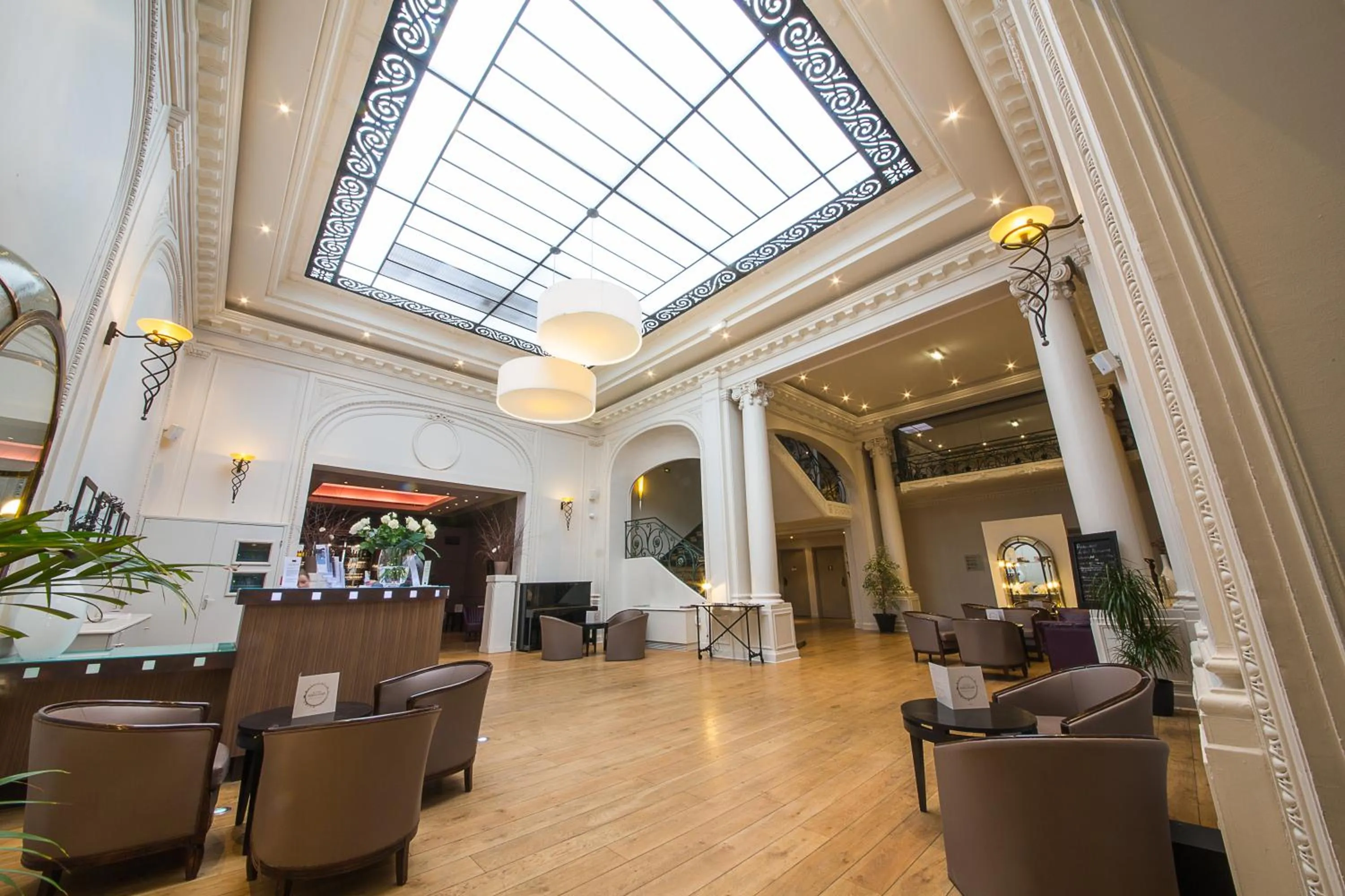 Lobby or reception in Mercure Lille Roubaix Grand Hôtel