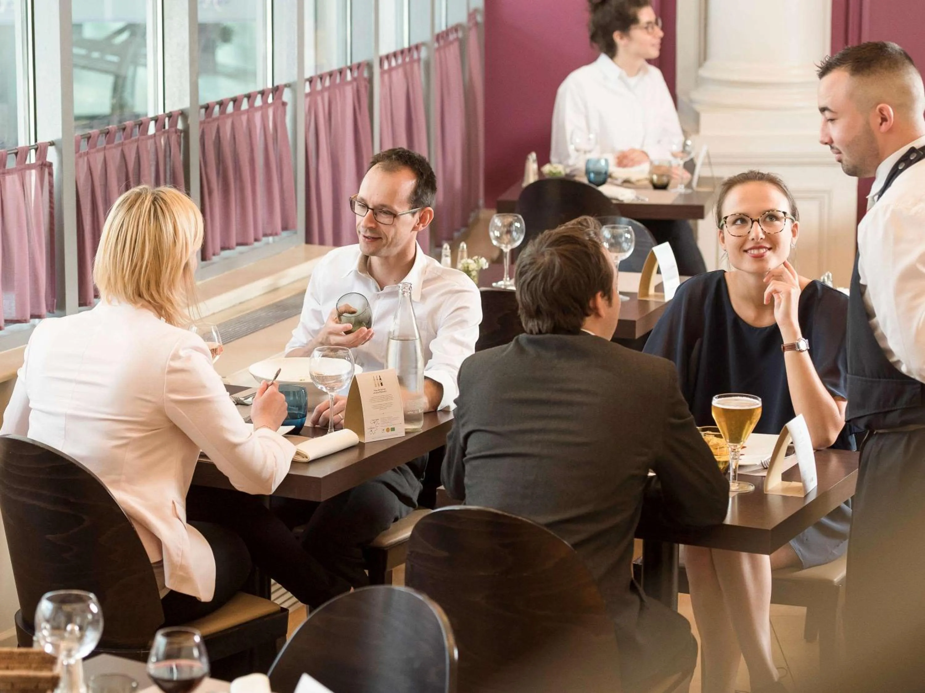 Restaurant/places to eat in Mercure Lille Roubaix Grand Hôtel