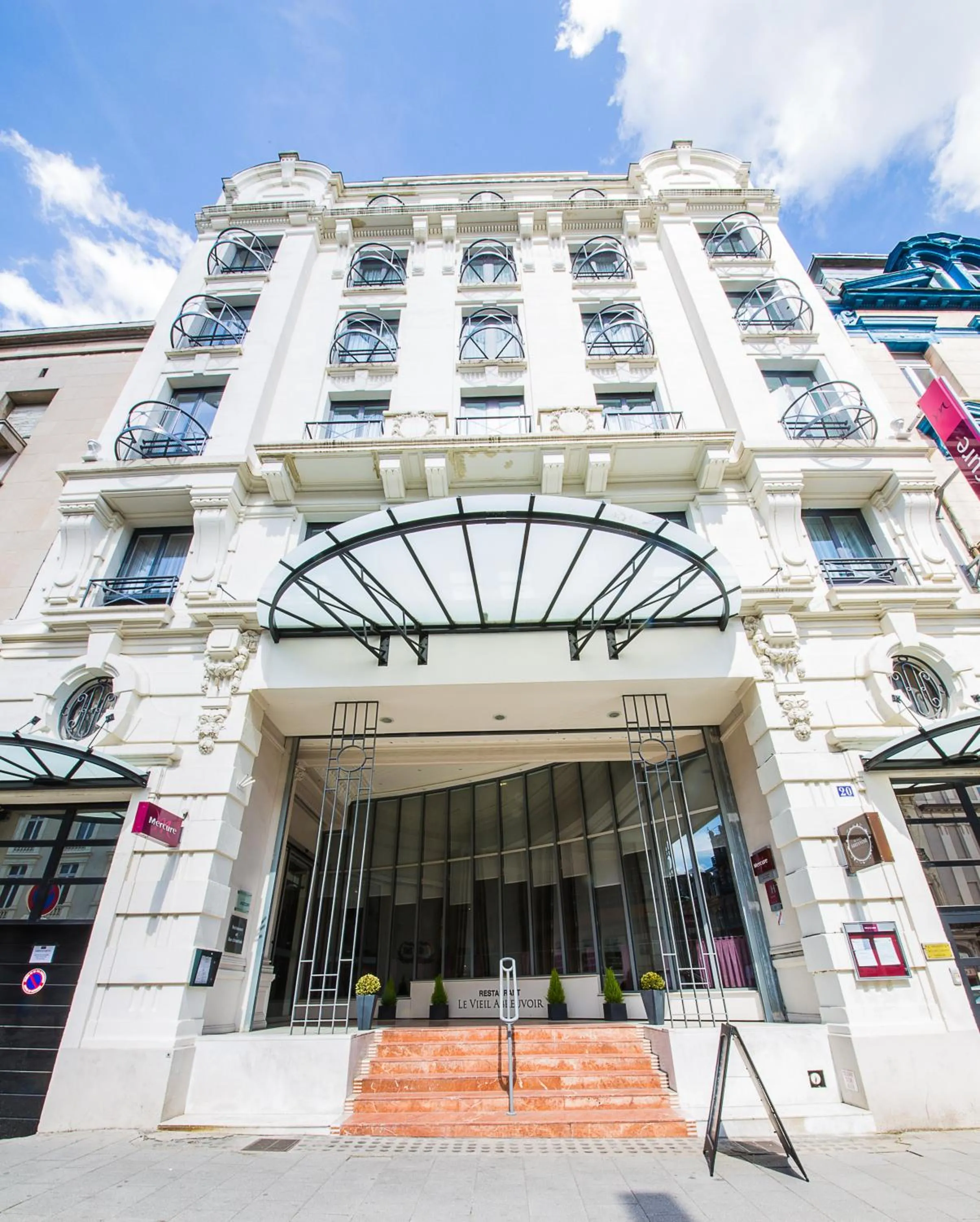 Facade/entrance in Mercure Lille Roubaix Grand Hôtel