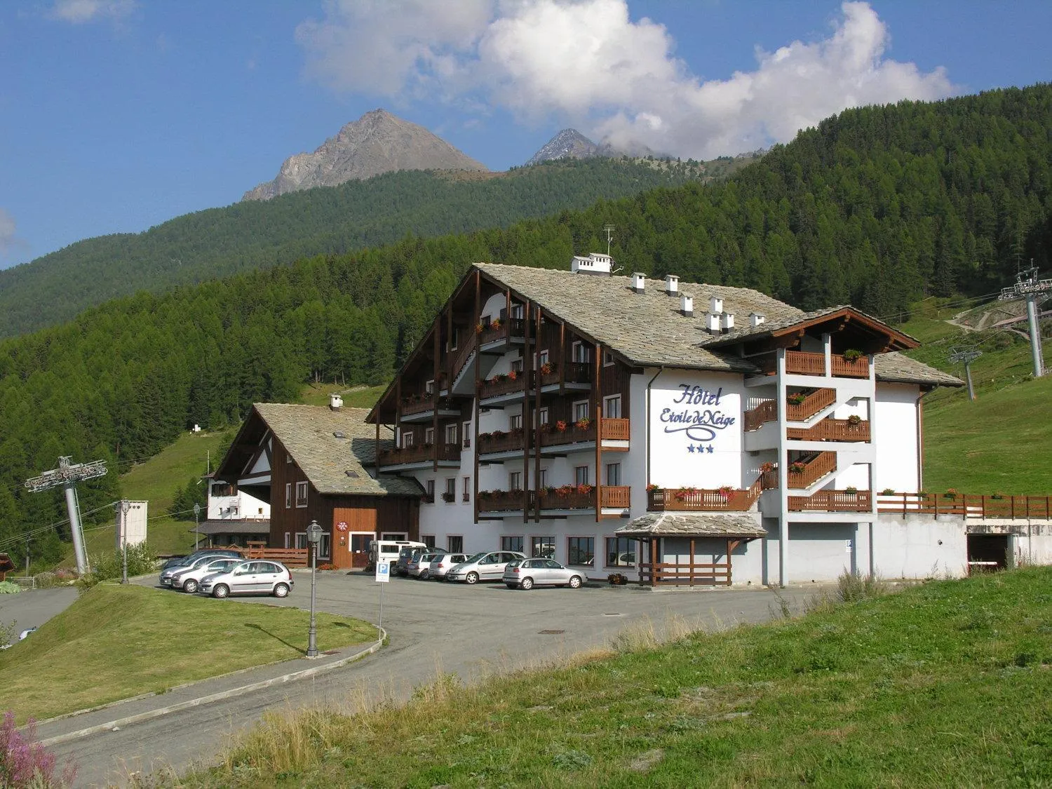 Property building in Etoile De Neige