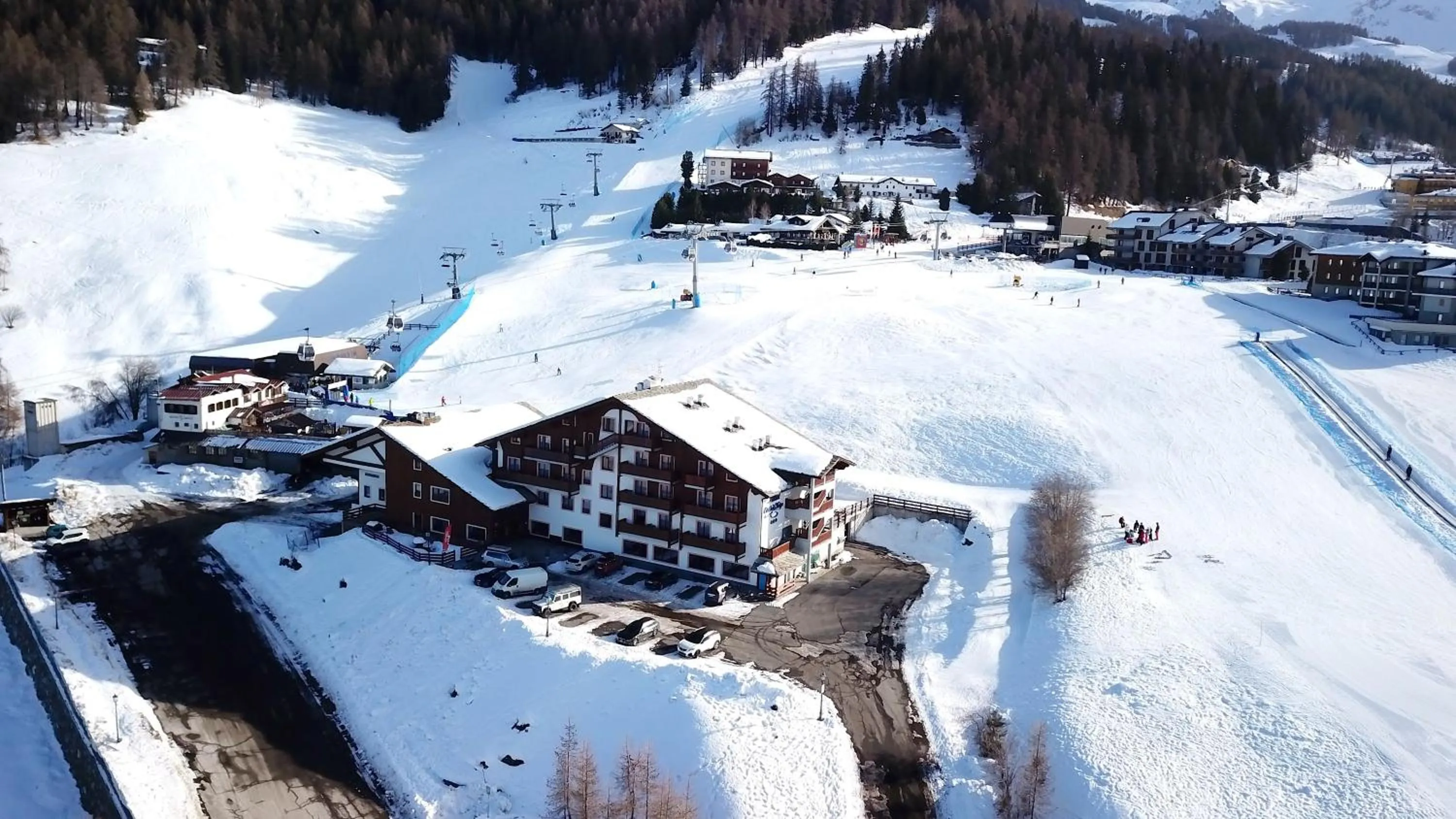 Property building in Etoile De Neige