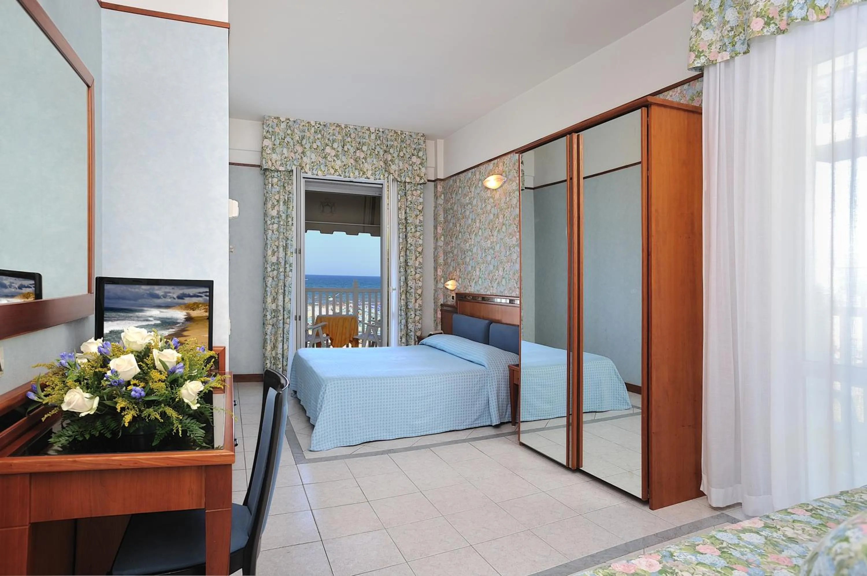 Bedroom, Bed in Hotel de France