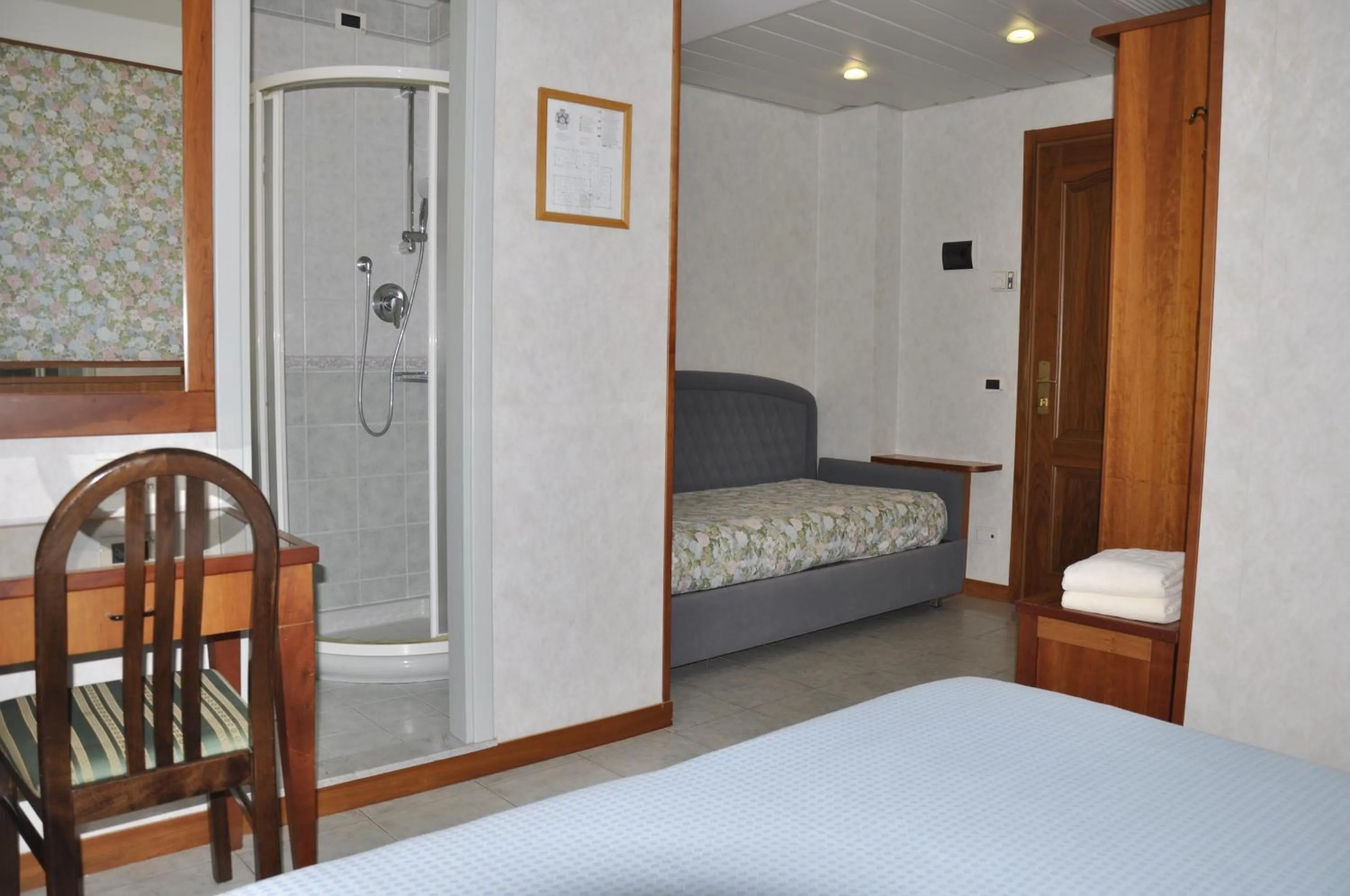 Bedroom, Bed in Hotel de France