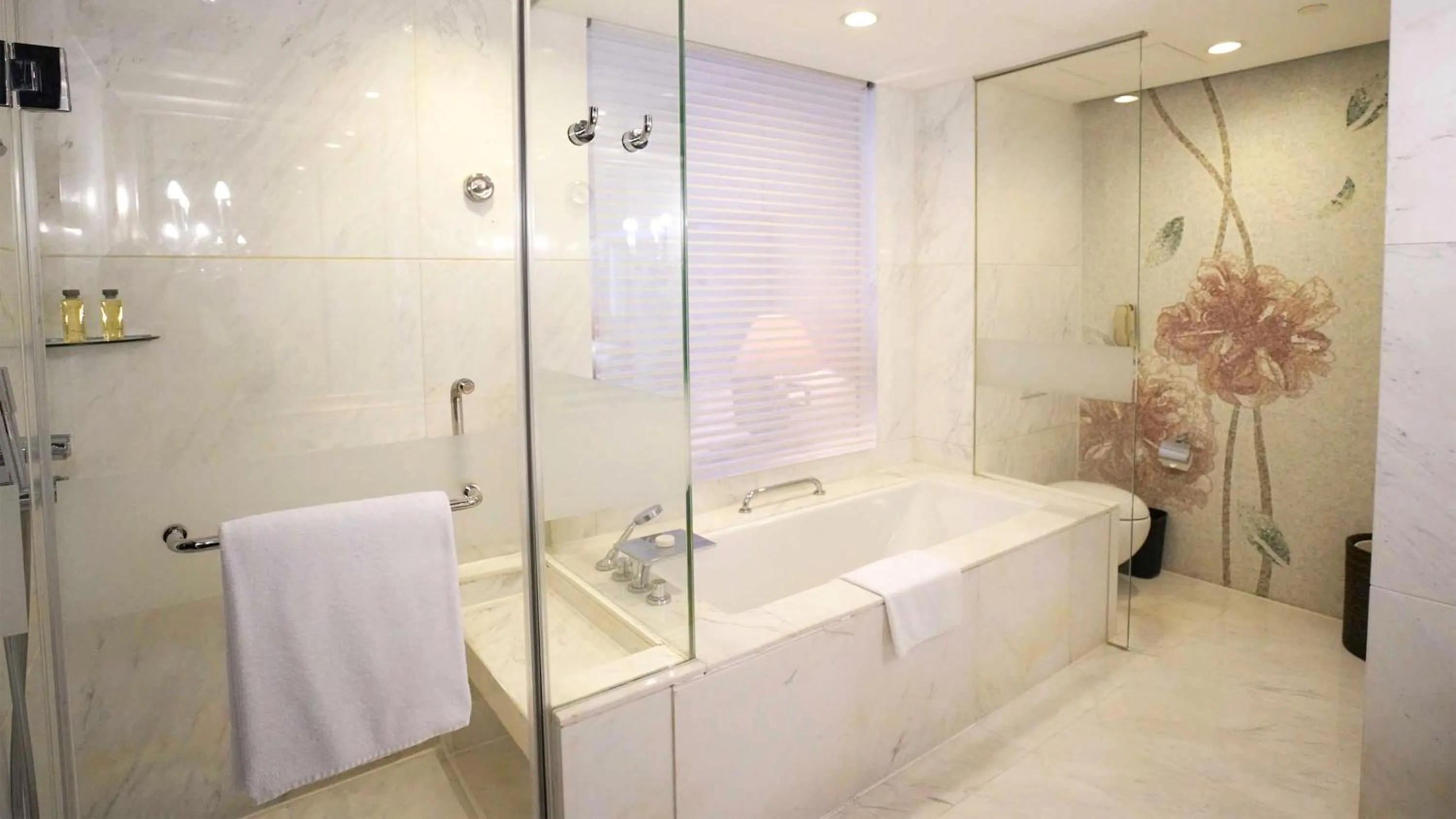 Photo of the whole room in InterContinental Dalian by IHG