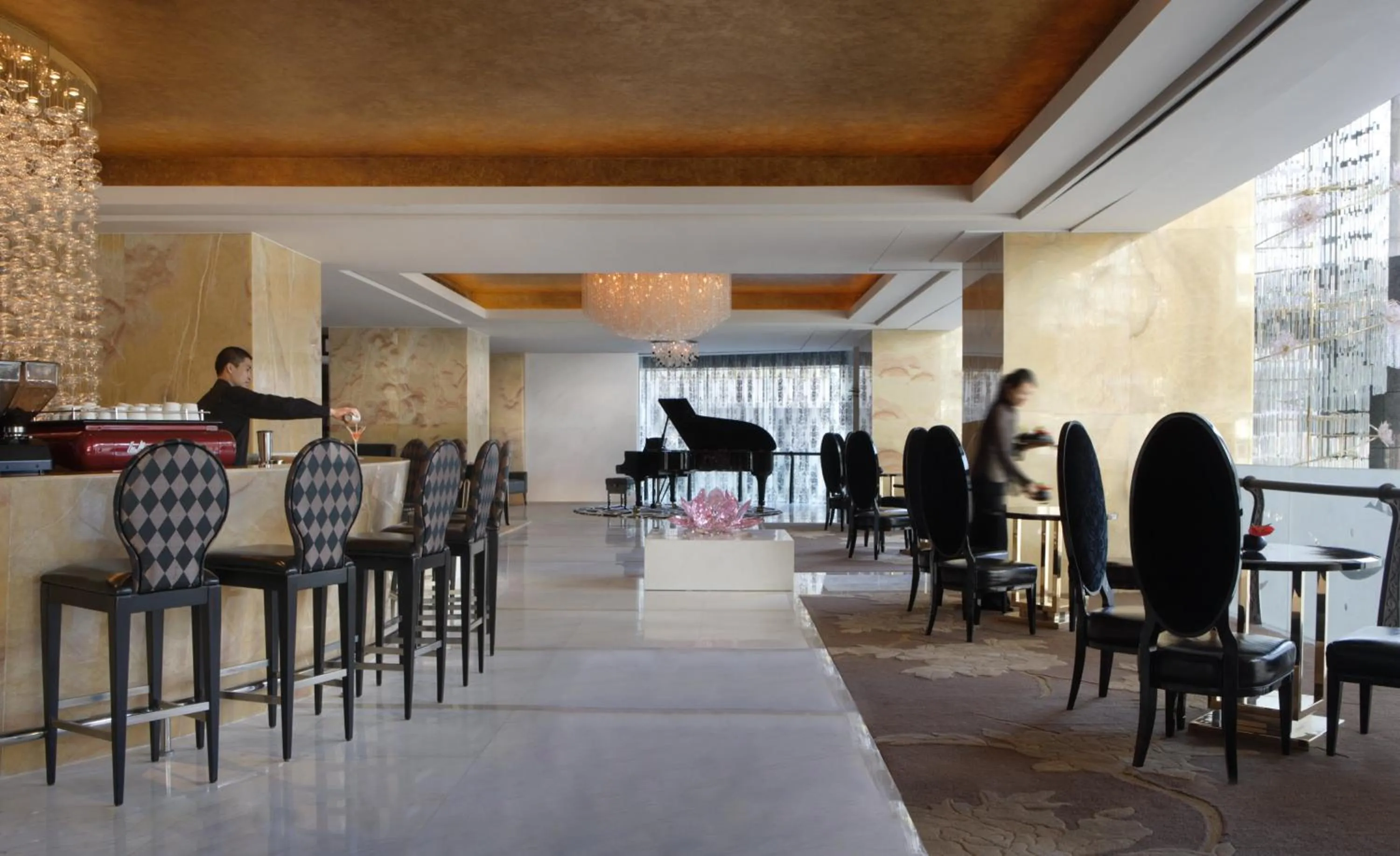 Lounge or bar in InterContinental Dalian by IHG