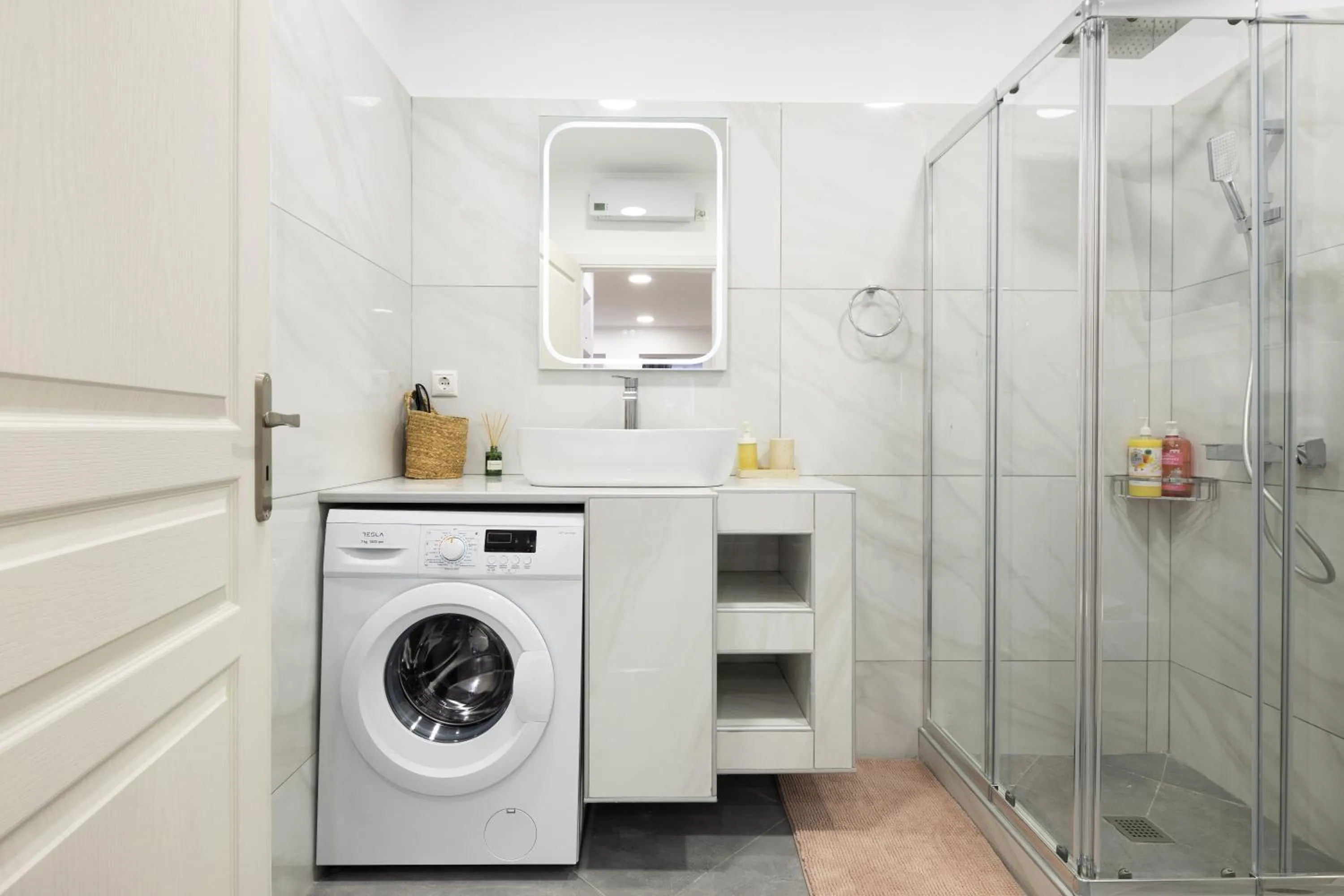 Shower in Apartments Historical Center