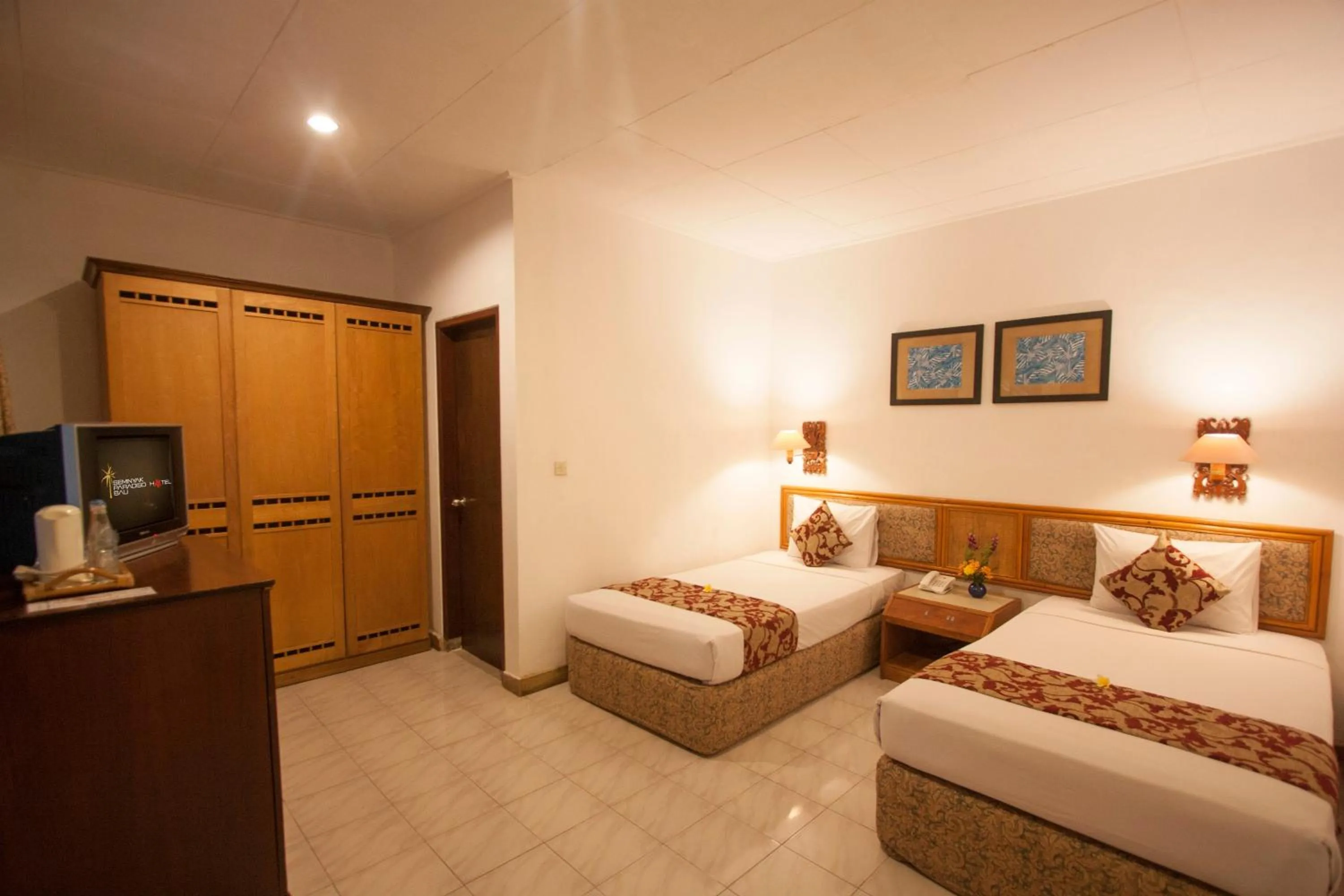 Photo of the whole room, Bed in Seminyak Paradiso Hotel