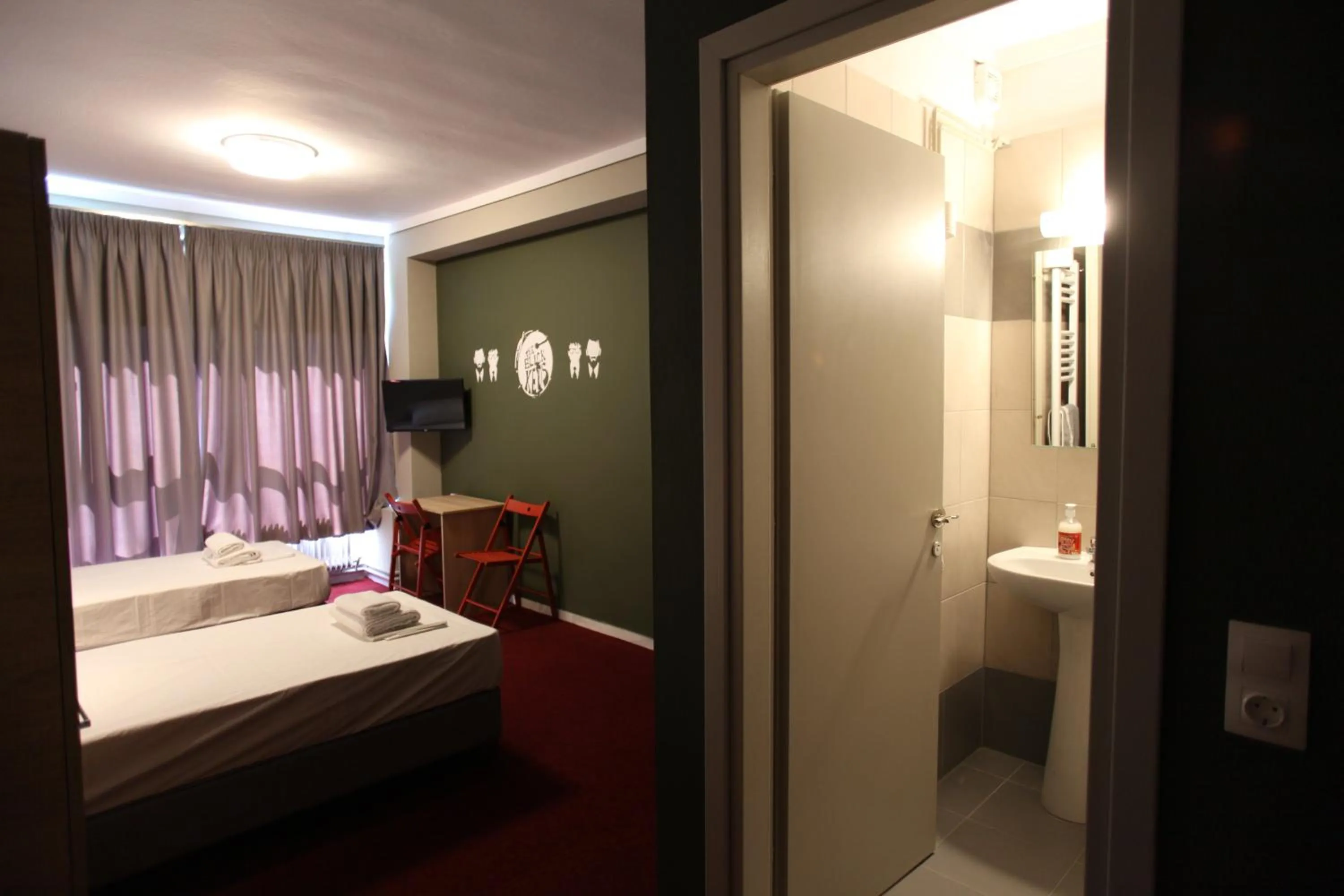 Bathroom, Bed in Stay Hybrid Youth Hostel