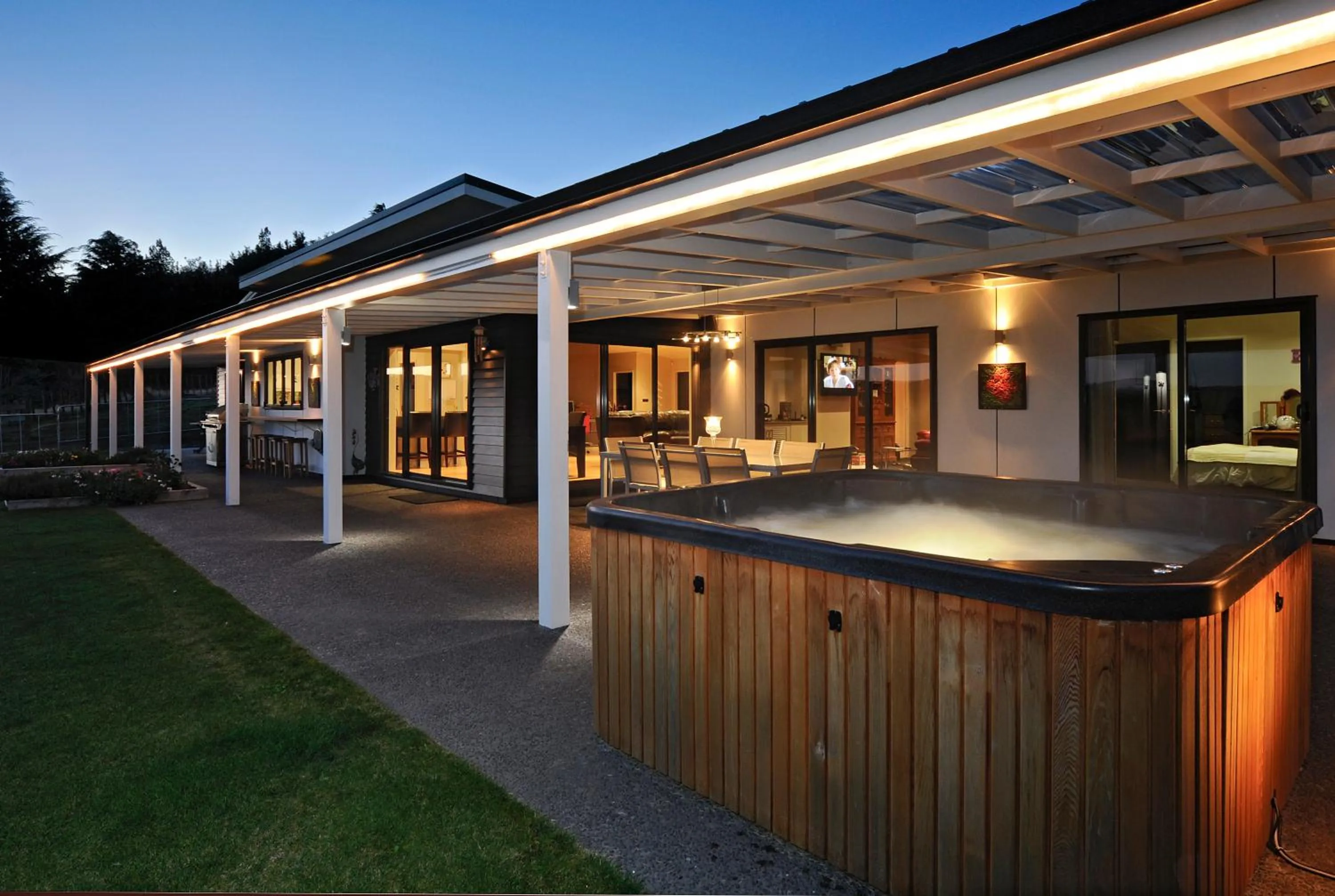 Hot Tub in City Lights Boutique Lodge