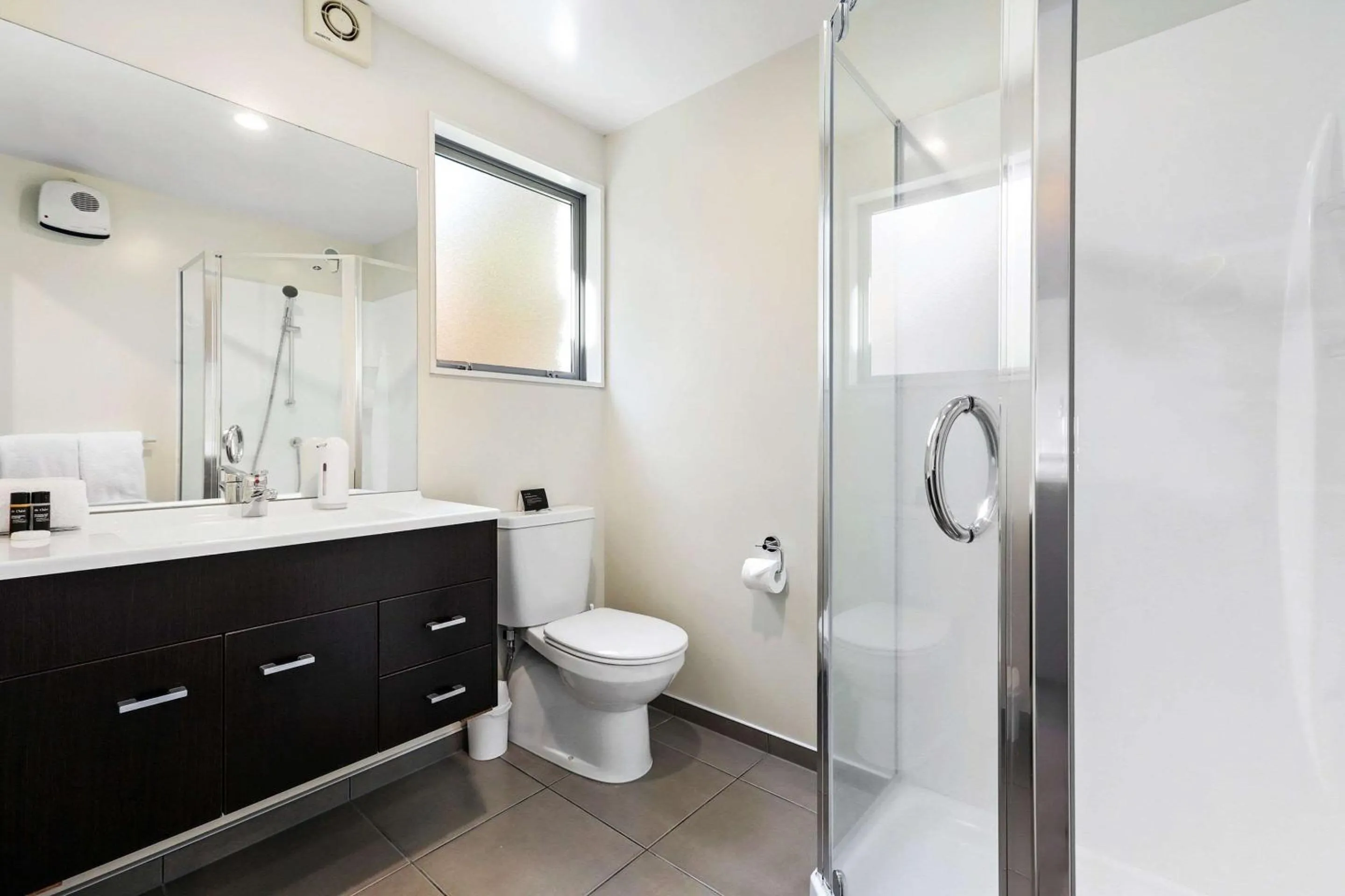 Bathroom in Quality Suites Amore