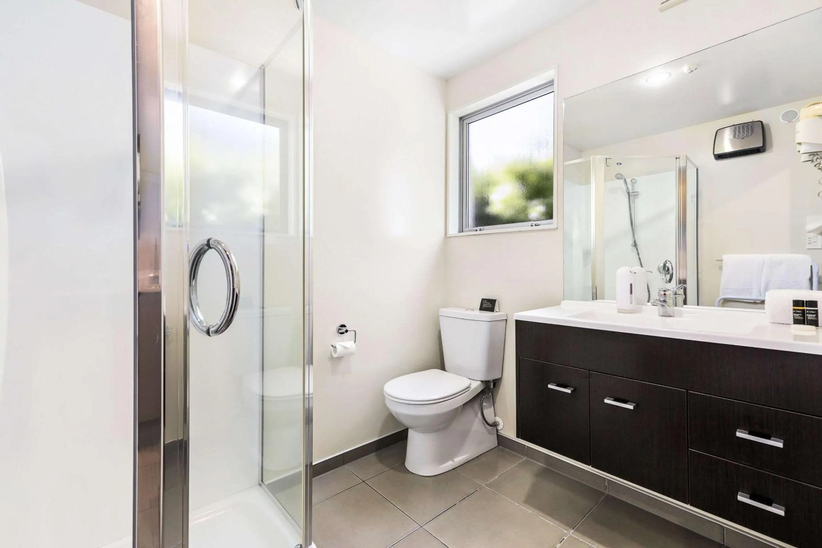 Bathroom in Quality Suites Amore