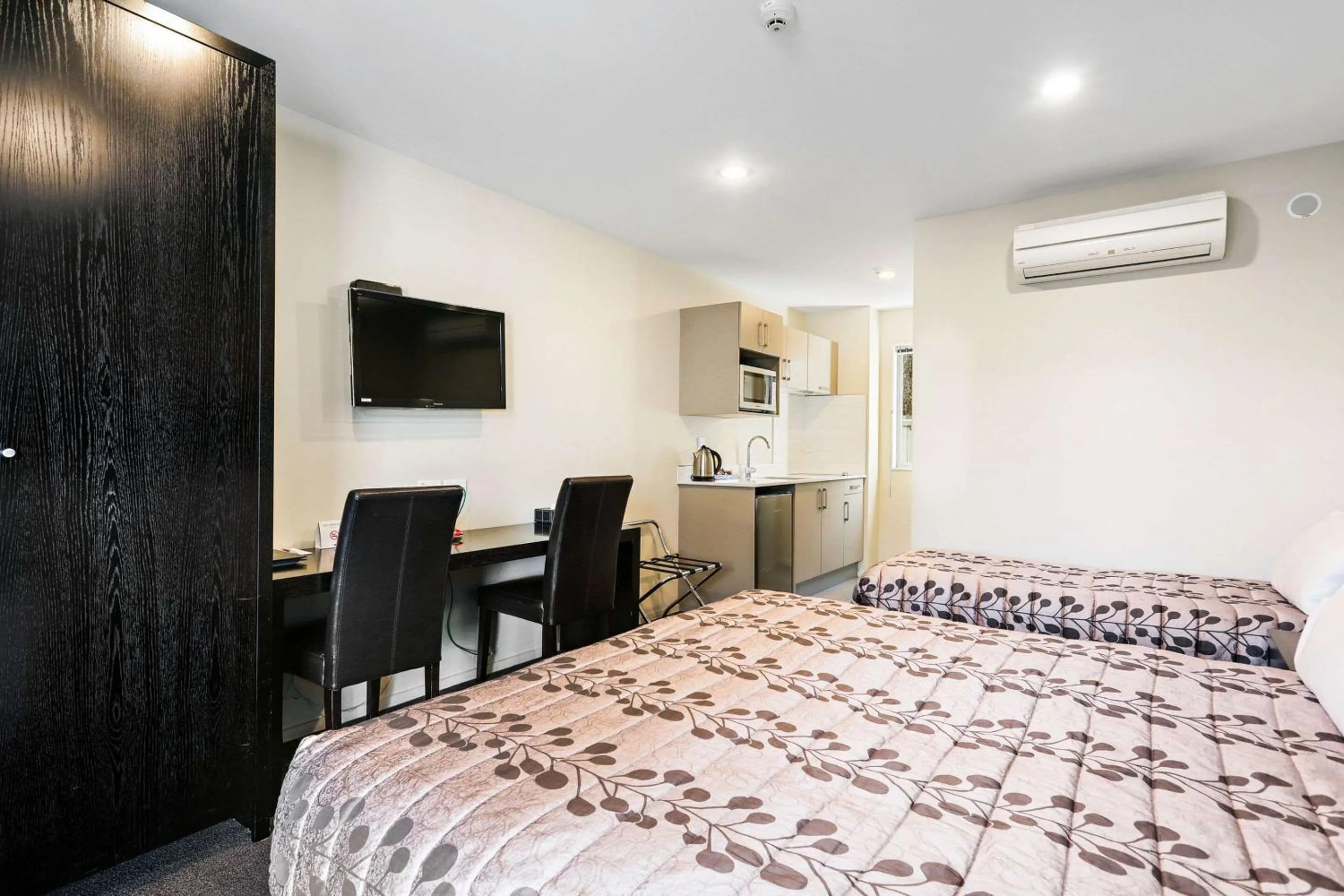 Photo of the whole room, Bed in Quality Suites Amore