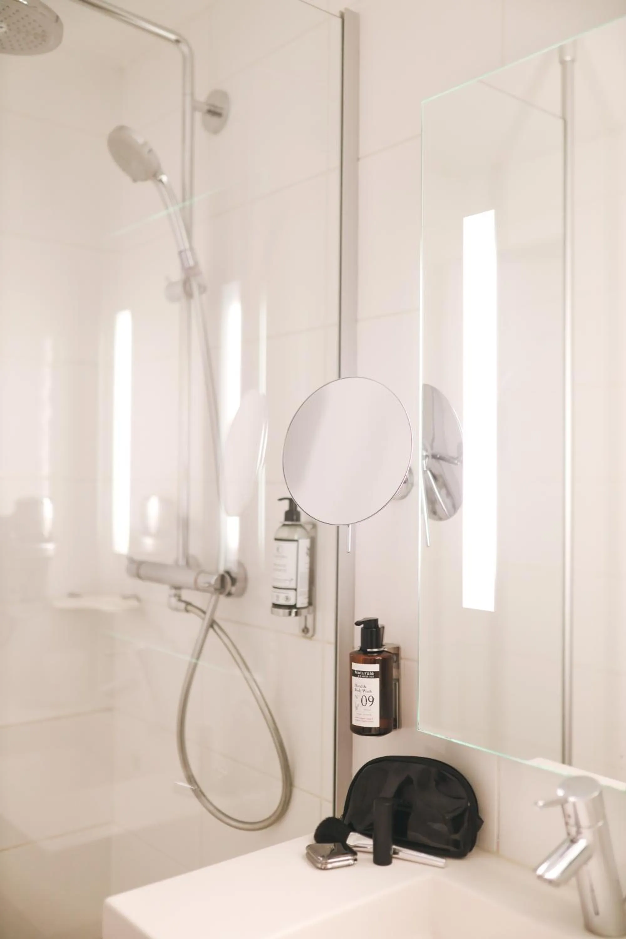 Shower in Best Western Plus d'Europe et d'Angleterre