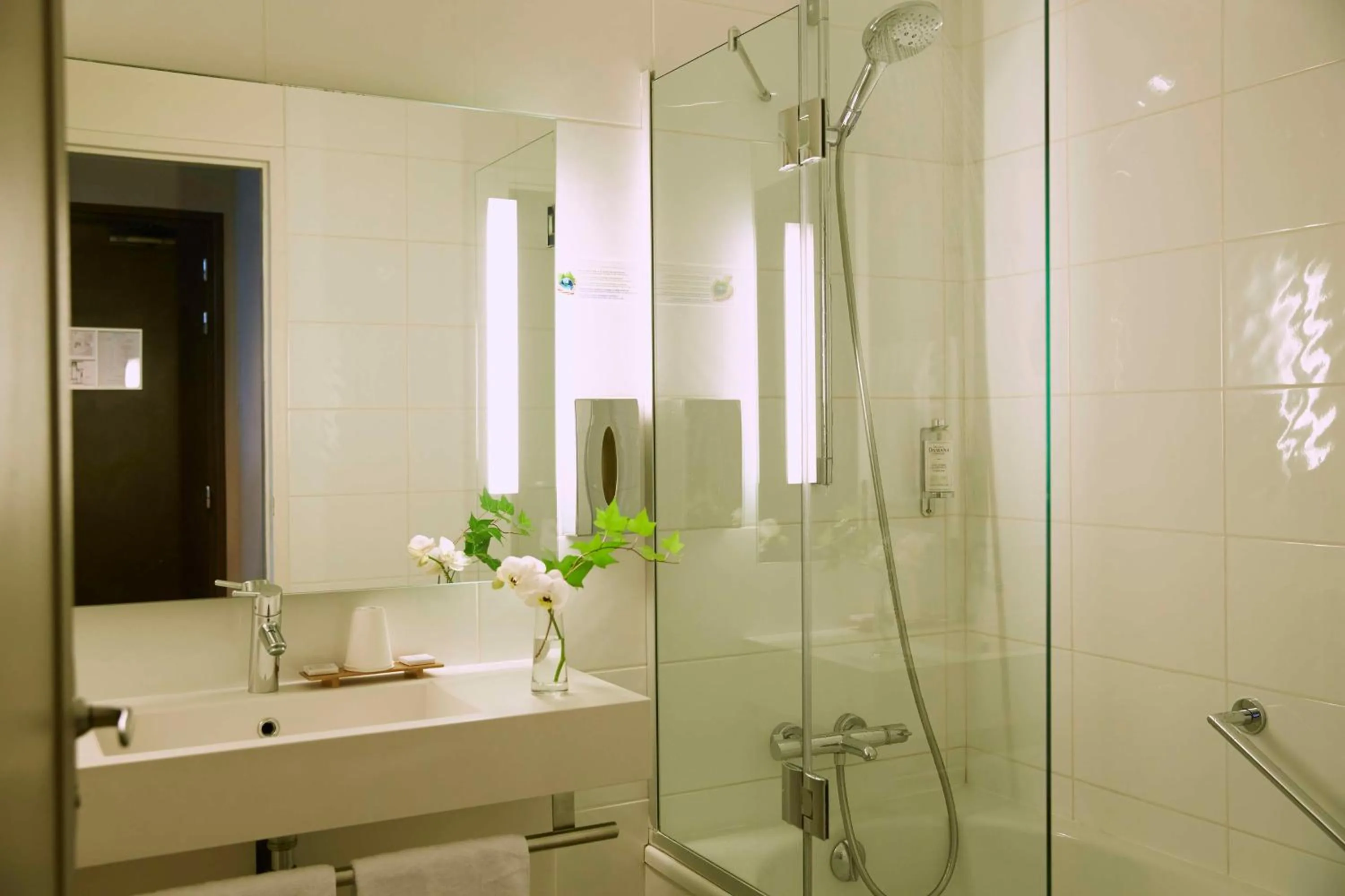 Bathroom in Best Western Plus d'Europe et d'Angleterre