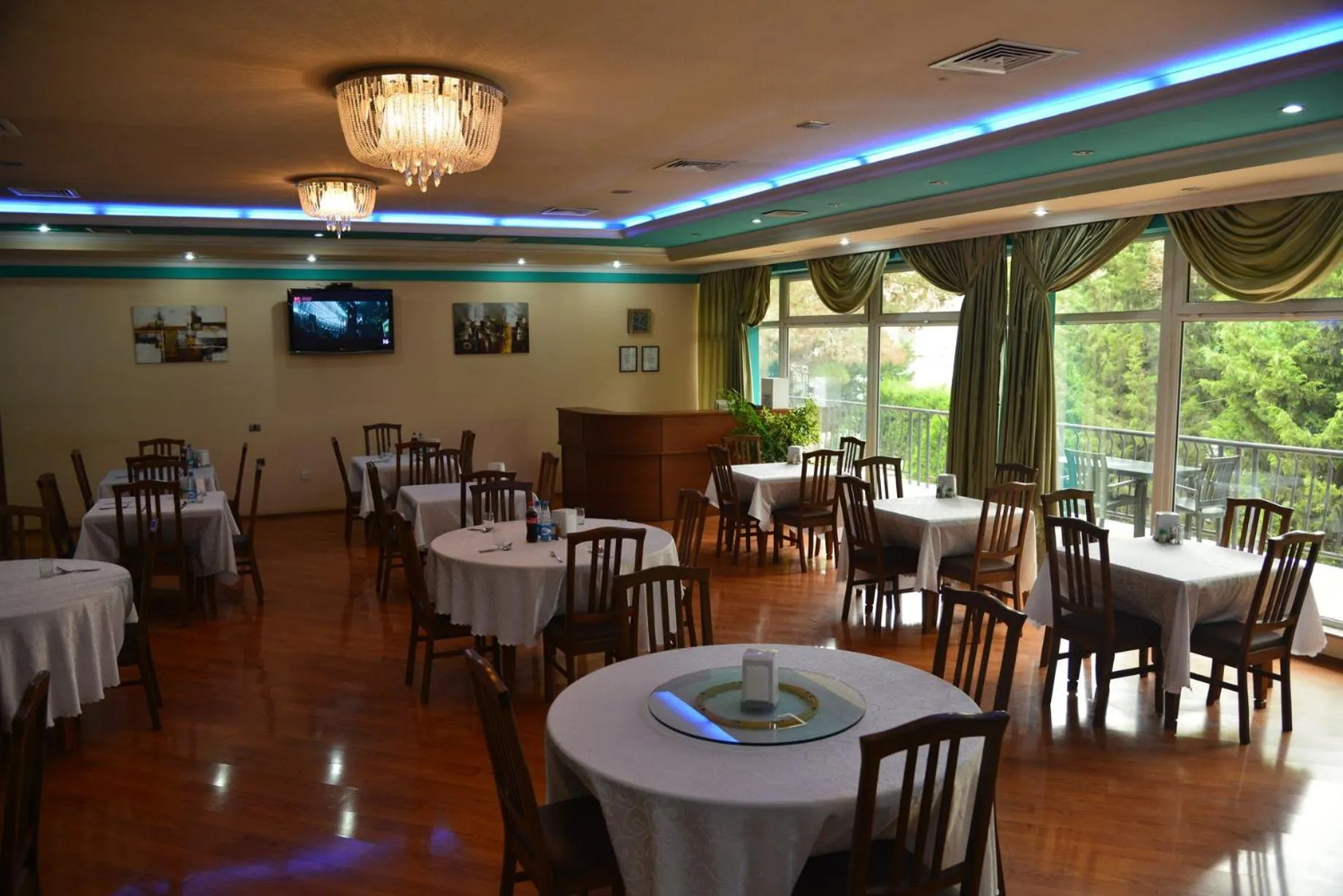 Restaurant/places to eat in City Mansion ApartHotel