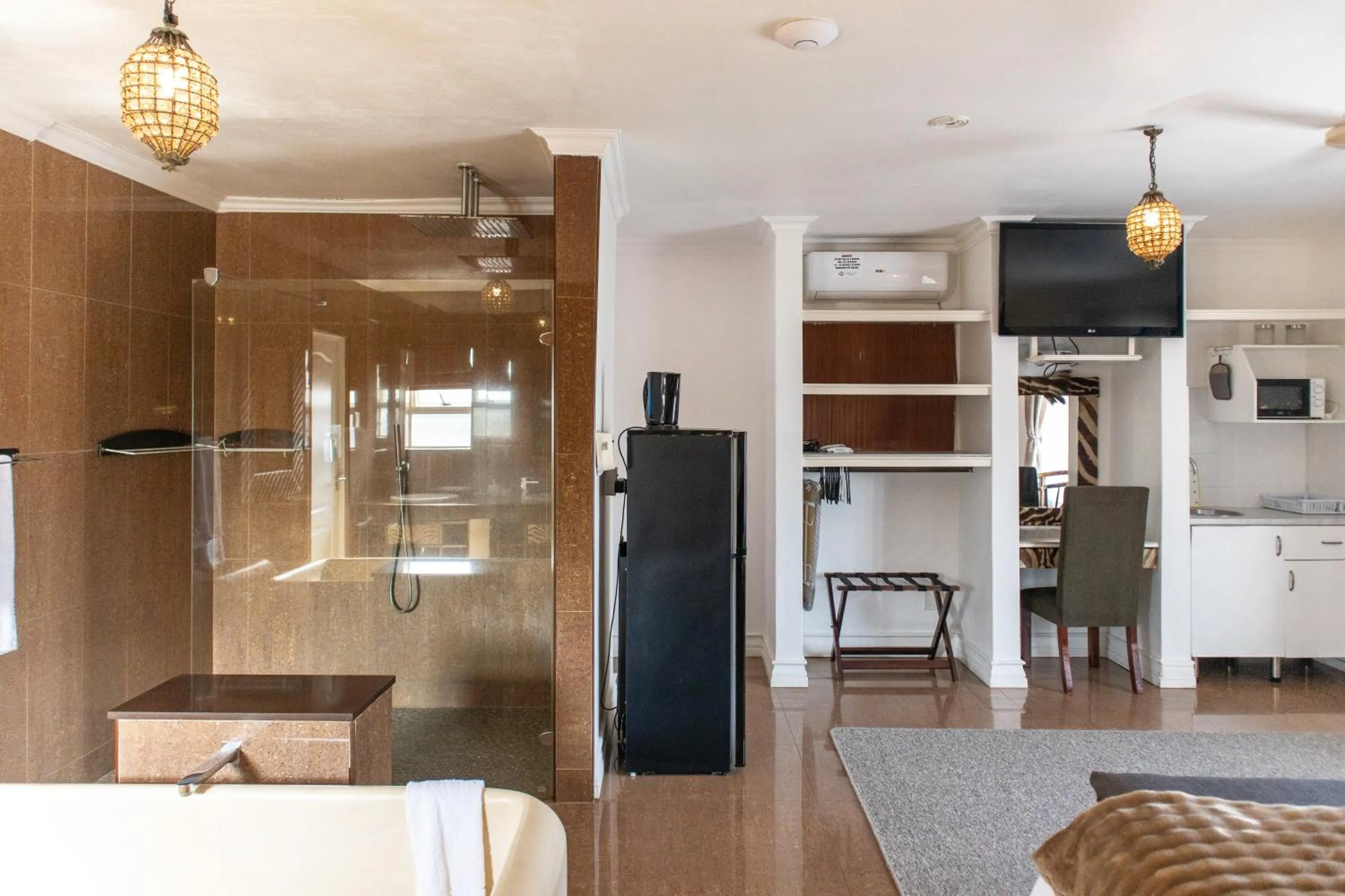 Shower, Bed in 305 Guest House