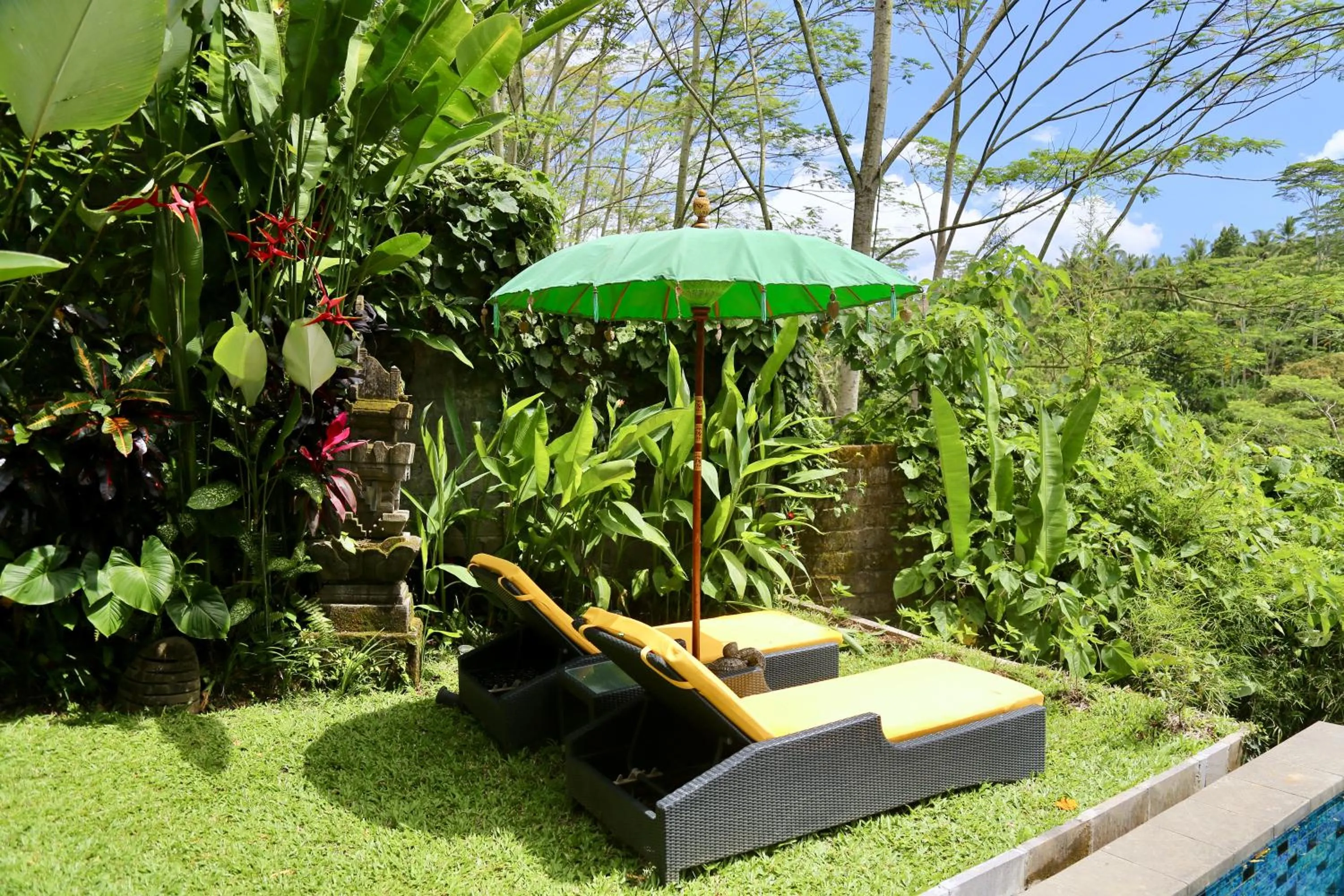 Garden in The Manipura Luxury Estate and Spa Up to 18 person, fully serviced
