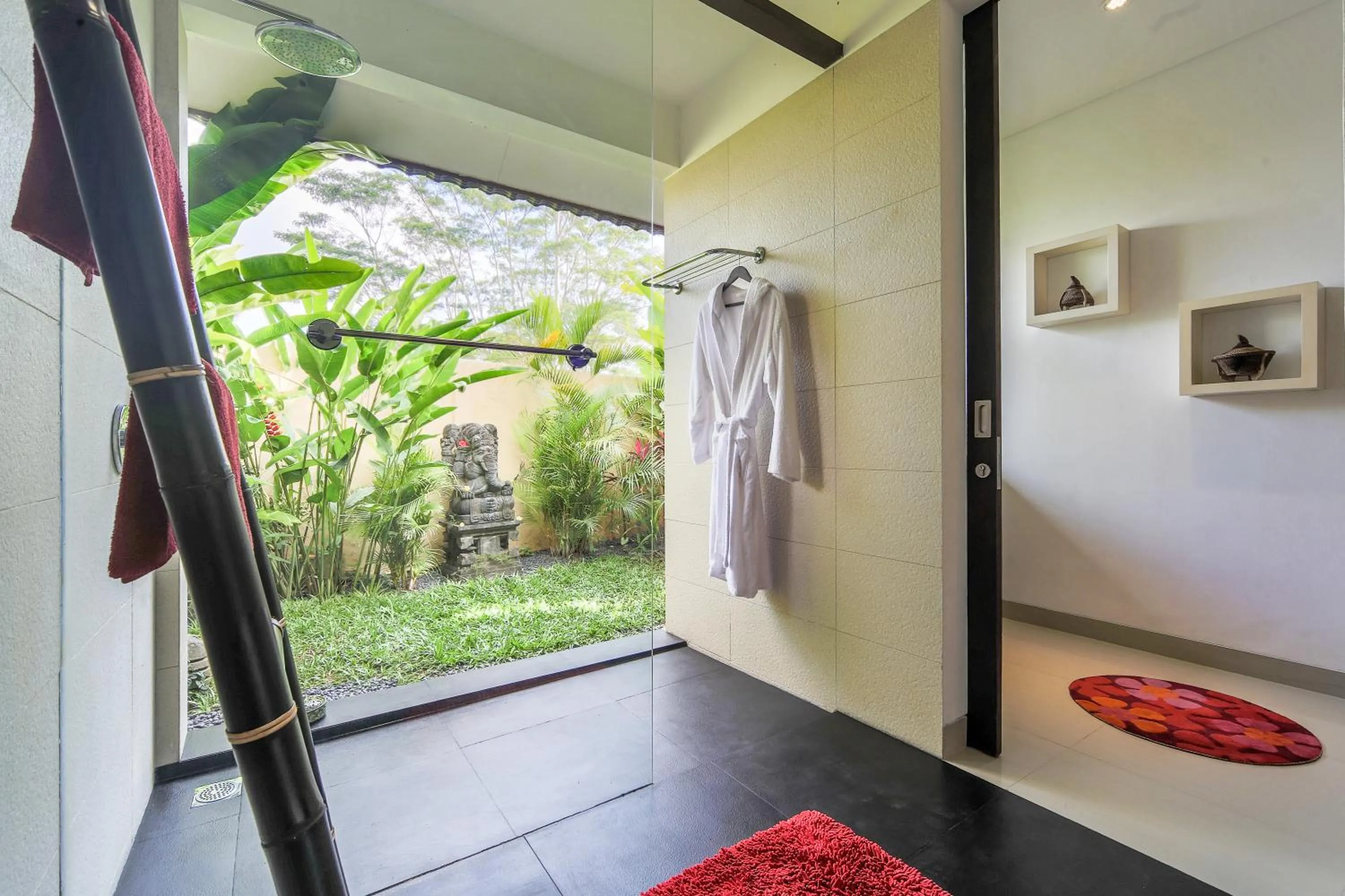 Shower in The Manipura Luxury Estate and Spa Up to 18 person, fully serviced