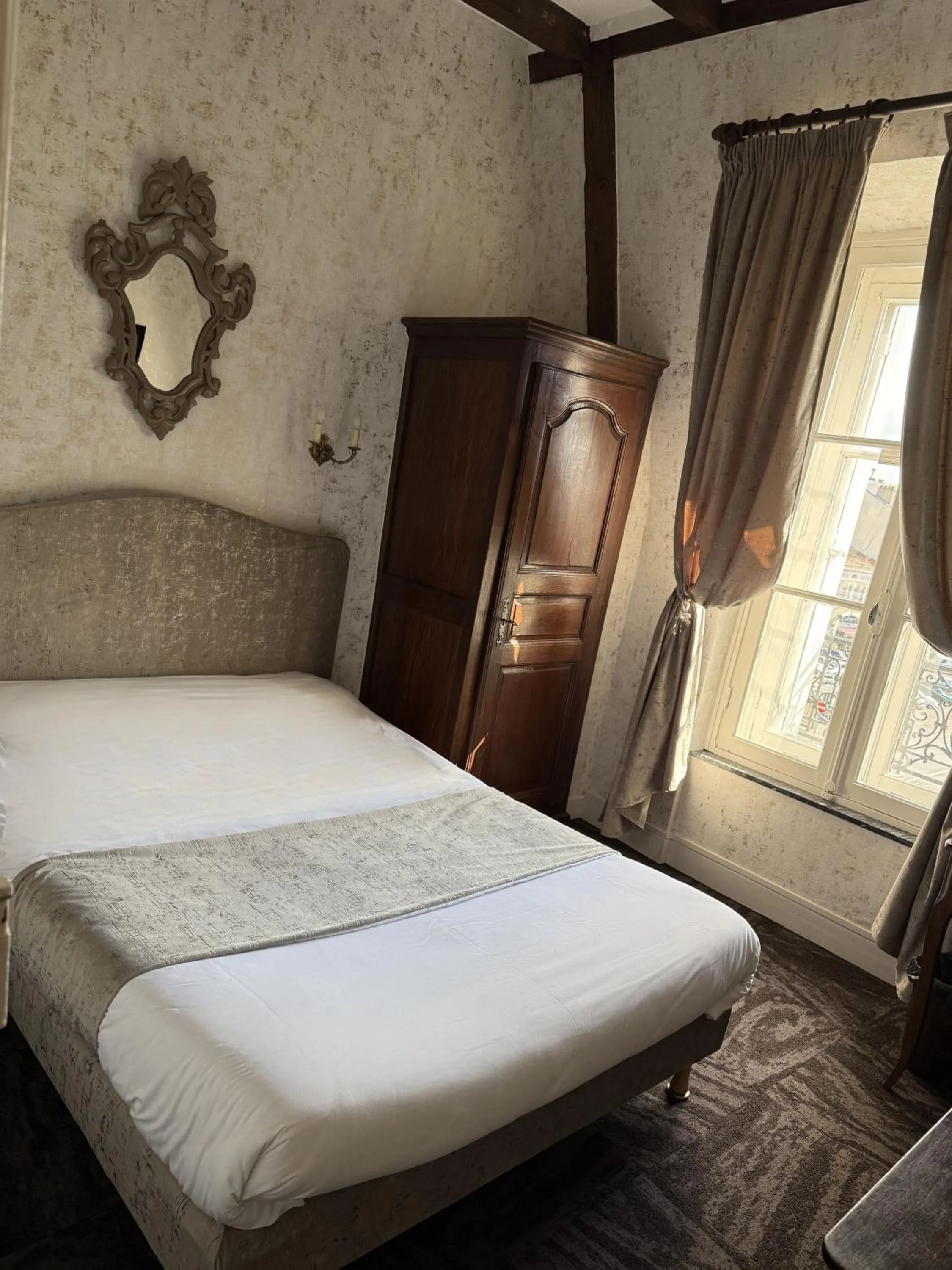 Bedroom in Hotel Montsegur