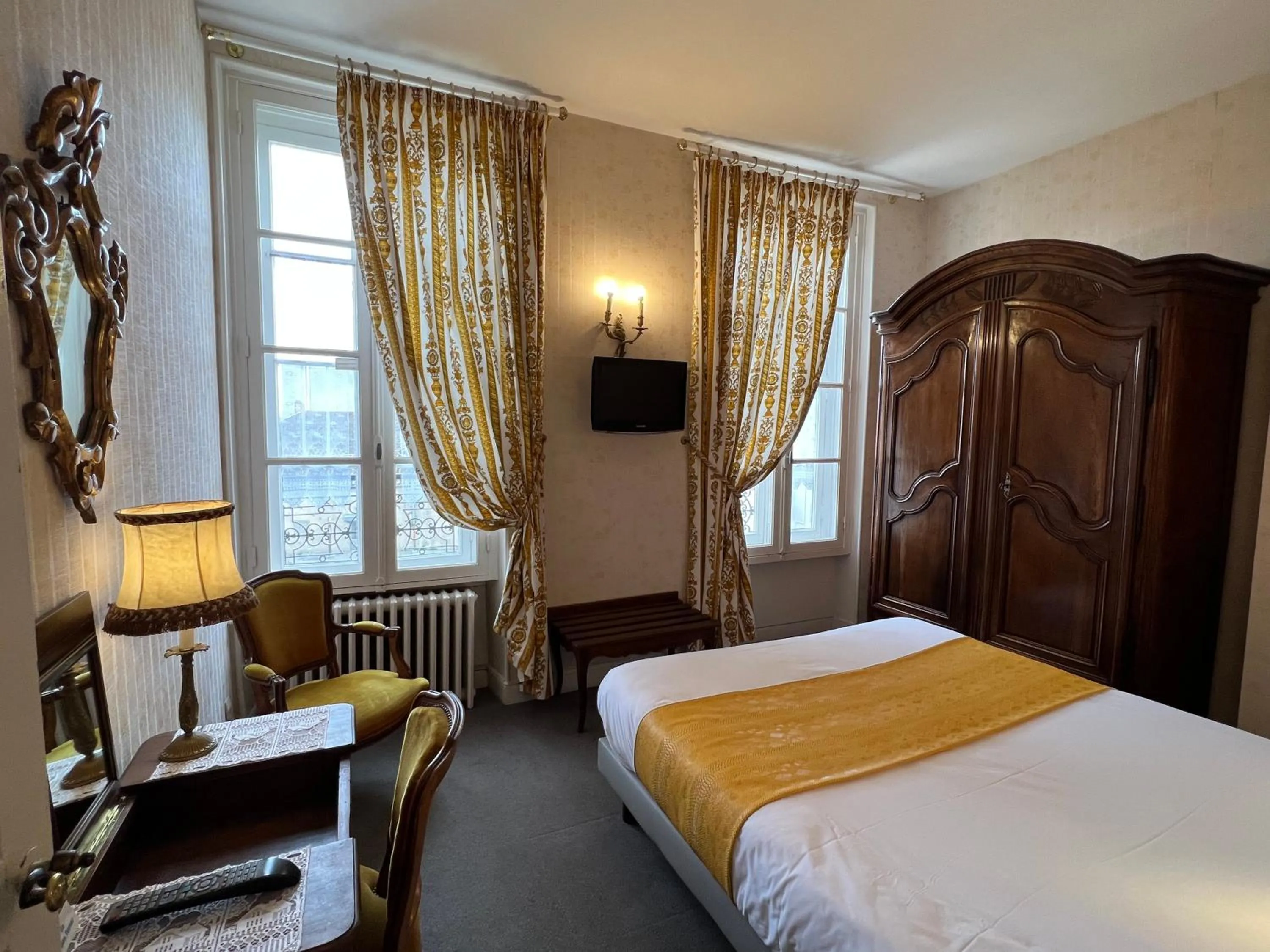 Photo of the whole room in Hotel Montsegur