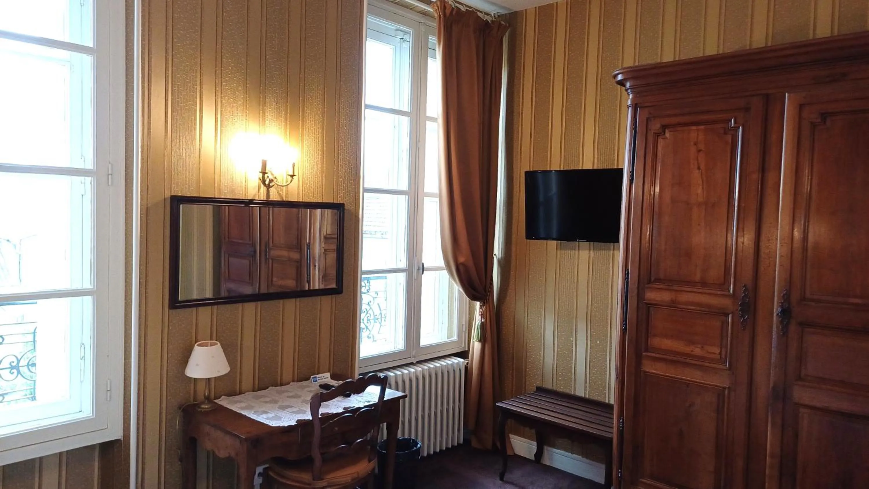 Bedroom in Hotel Montsegur