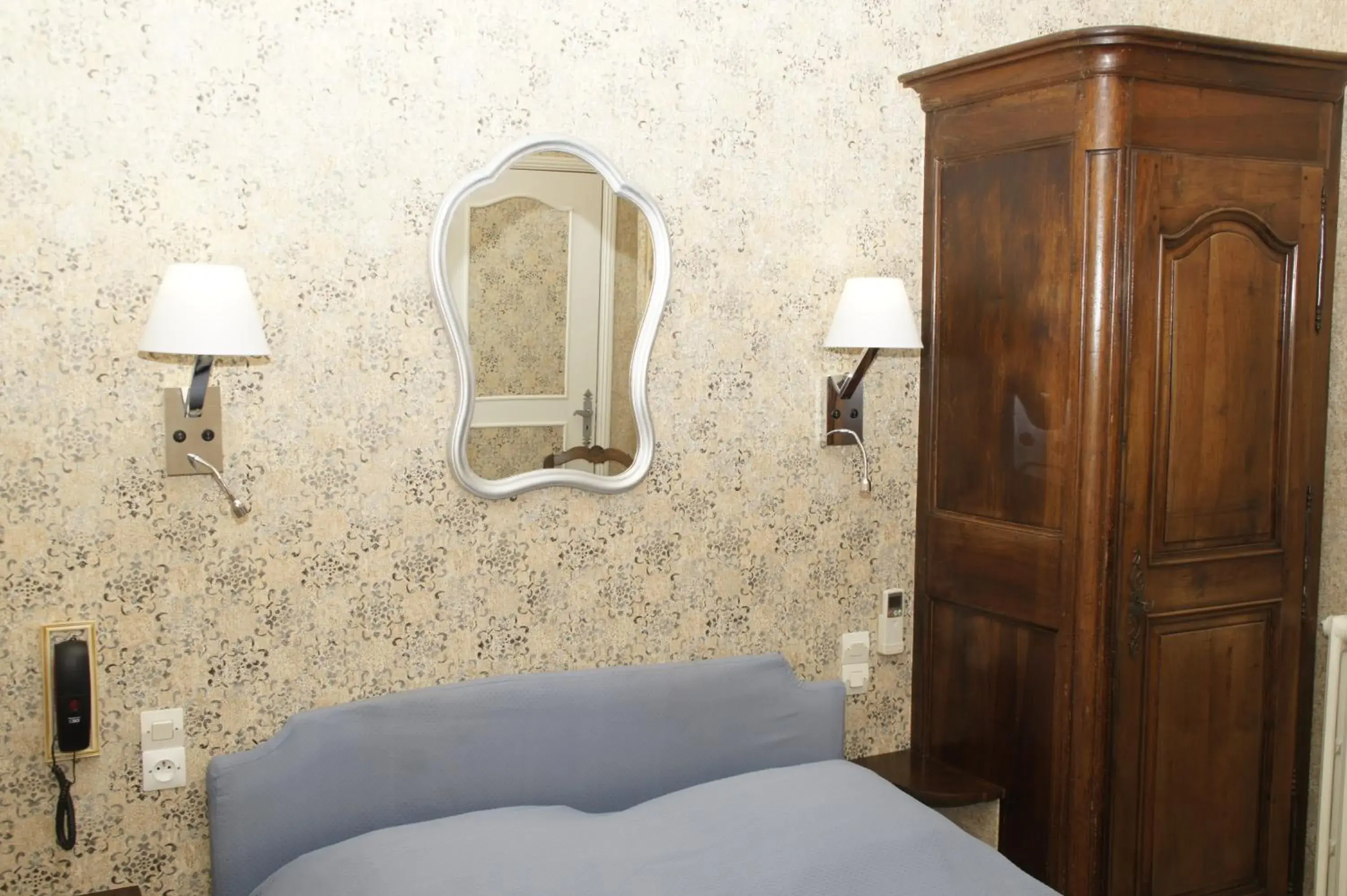 Standard Double Room in Hotel Montsegur Standard Double Room in Hotel Montsegur