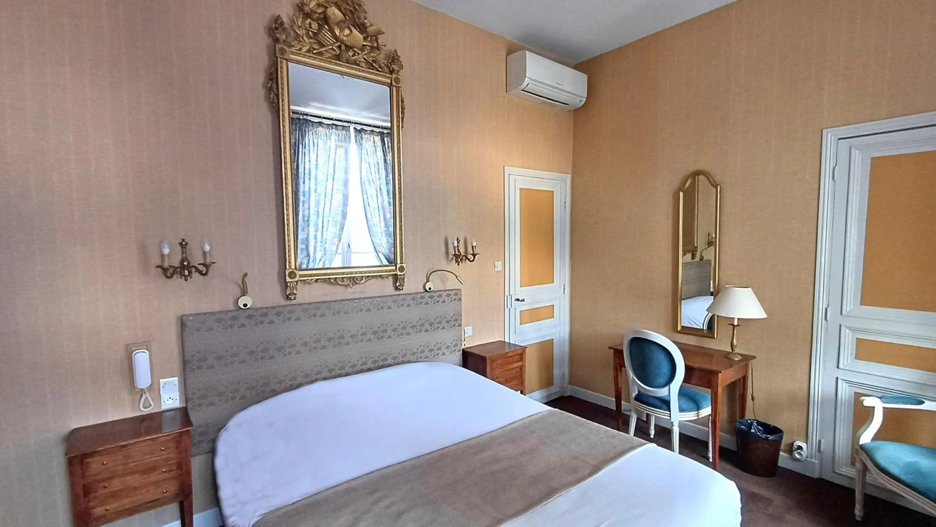 Bedroom in Hotel Montsegur
