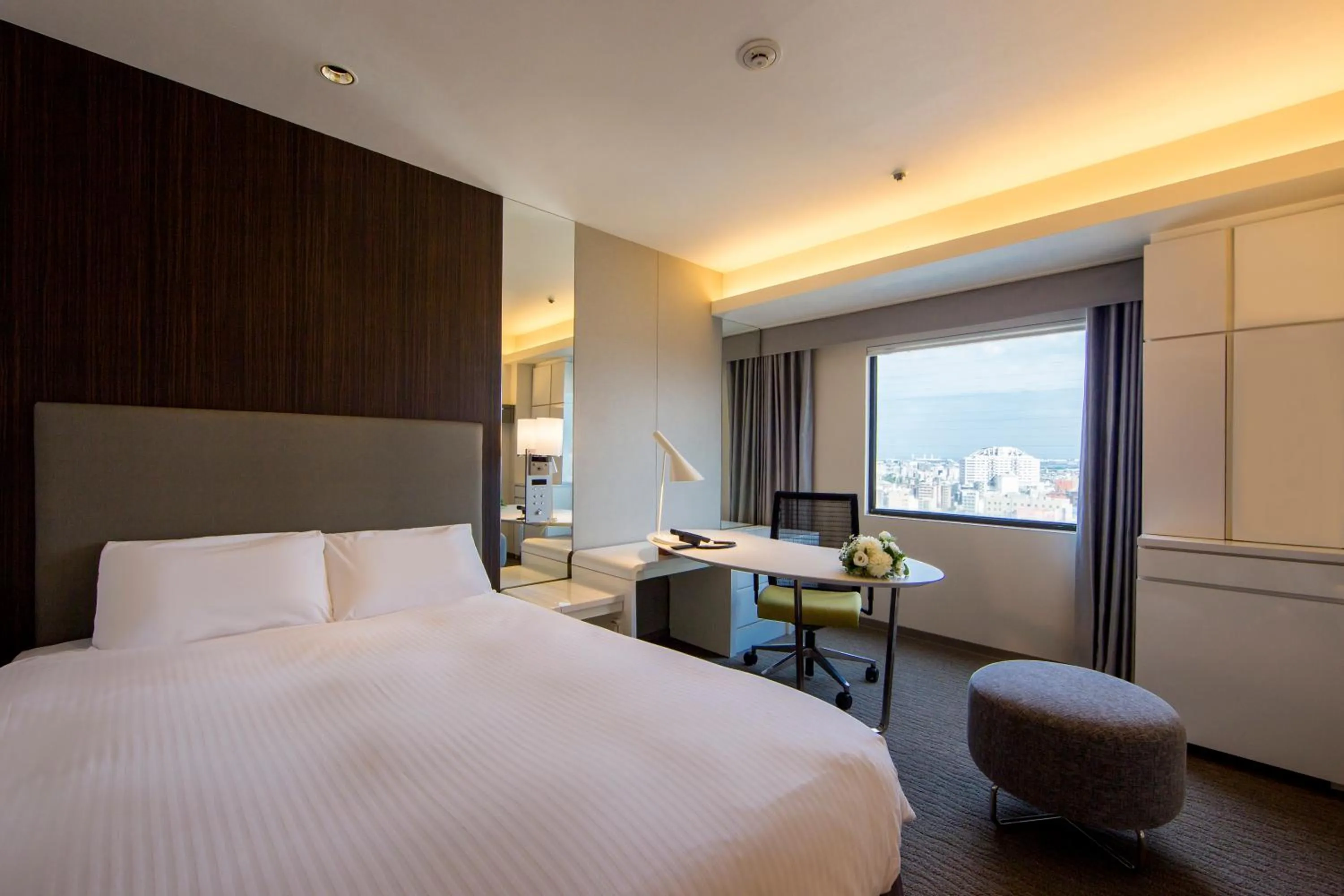 Photo of the whole room, Bed in Kawasaki Nikko Hotel