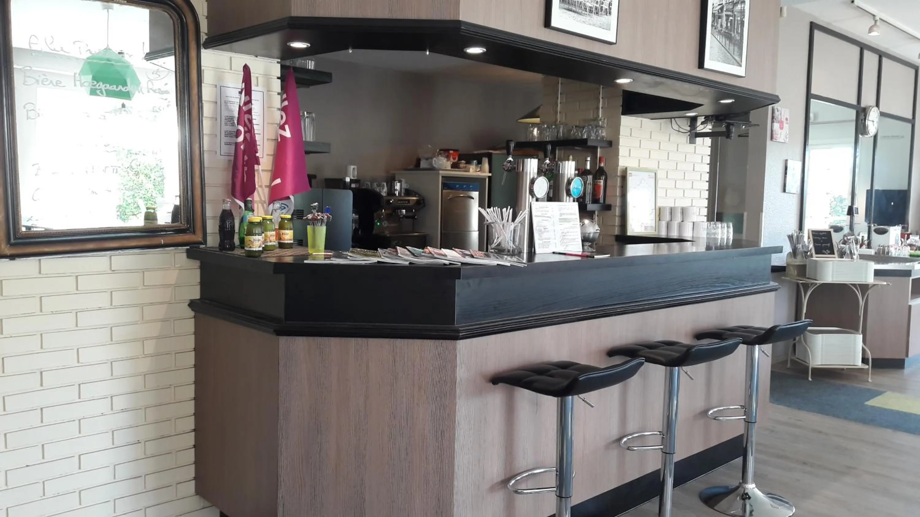 Lounge or bar in Contact Hôtel ALYS Bourg en Bresse Ekinox Parc Expo