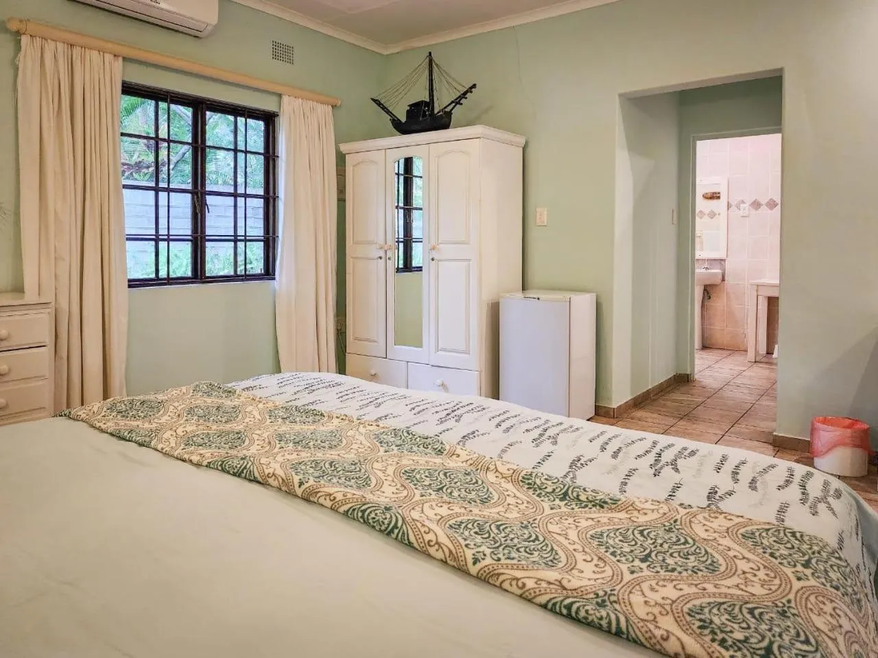 Bedroom, Bed in Parkers Cottages