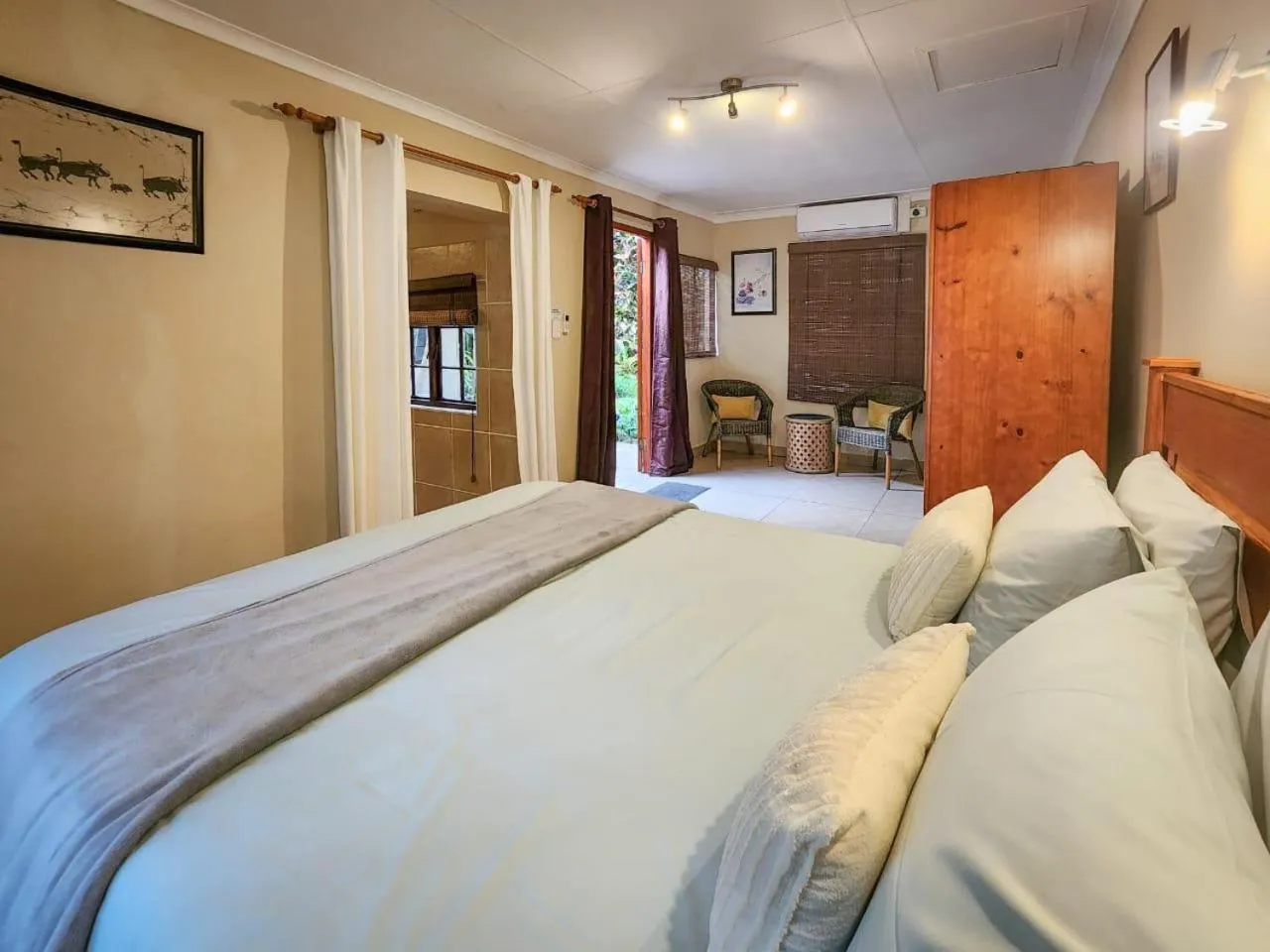 Bedroom, Bed in Parkers Cottages