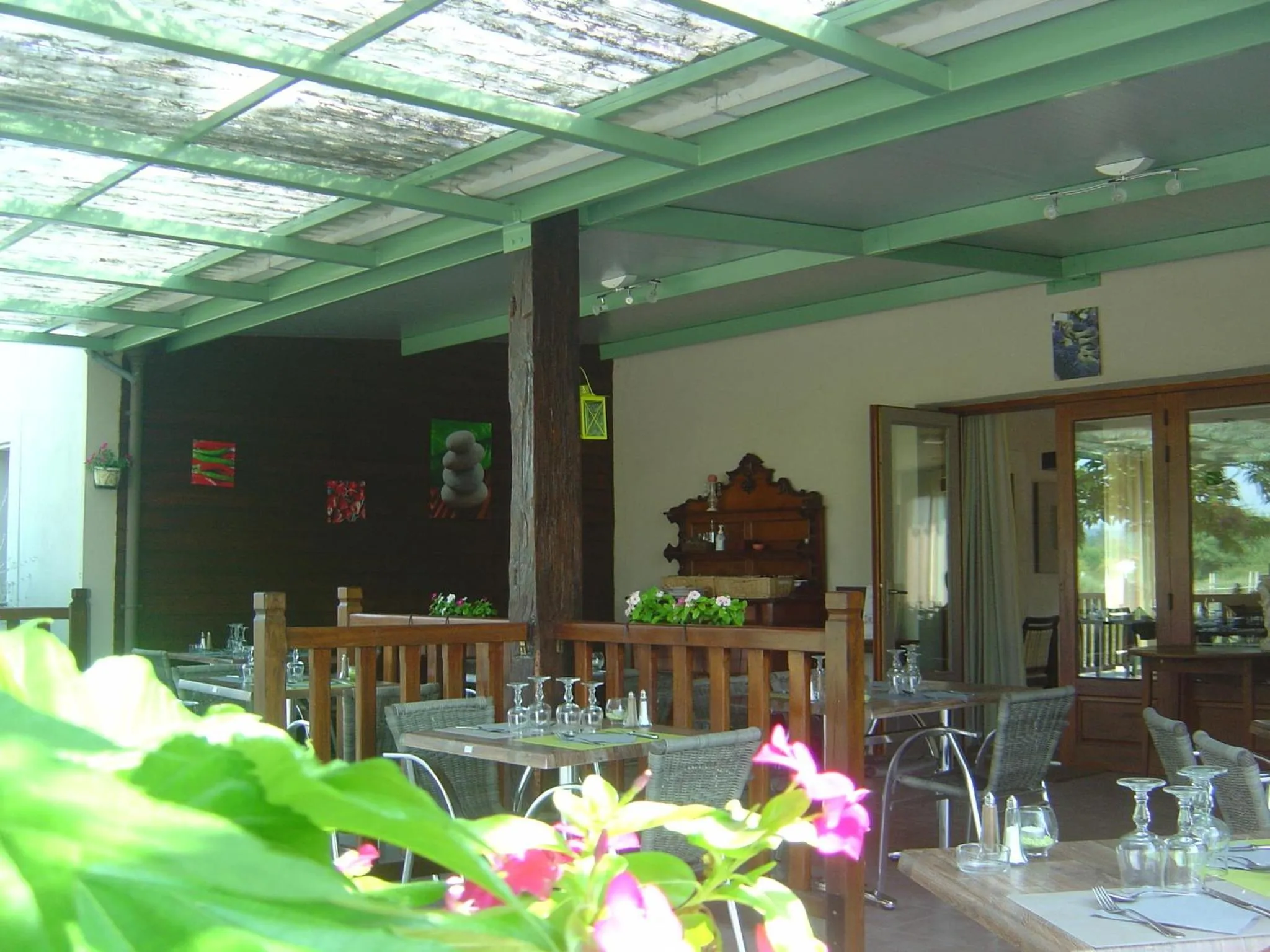 Restaurant/places to eat in Logis Hôtel Les 3B