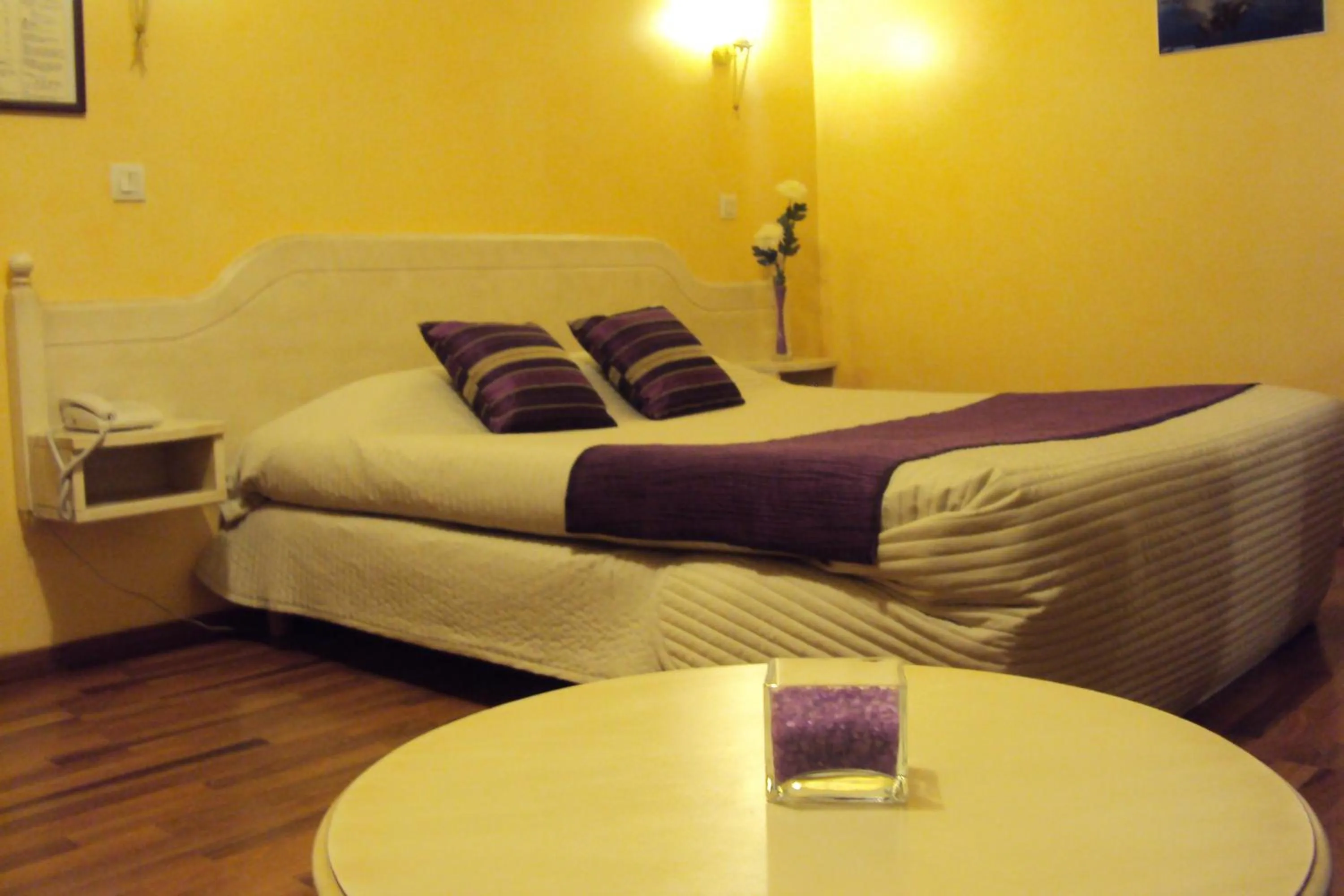 Bed in Logis Hôtel Les 3B