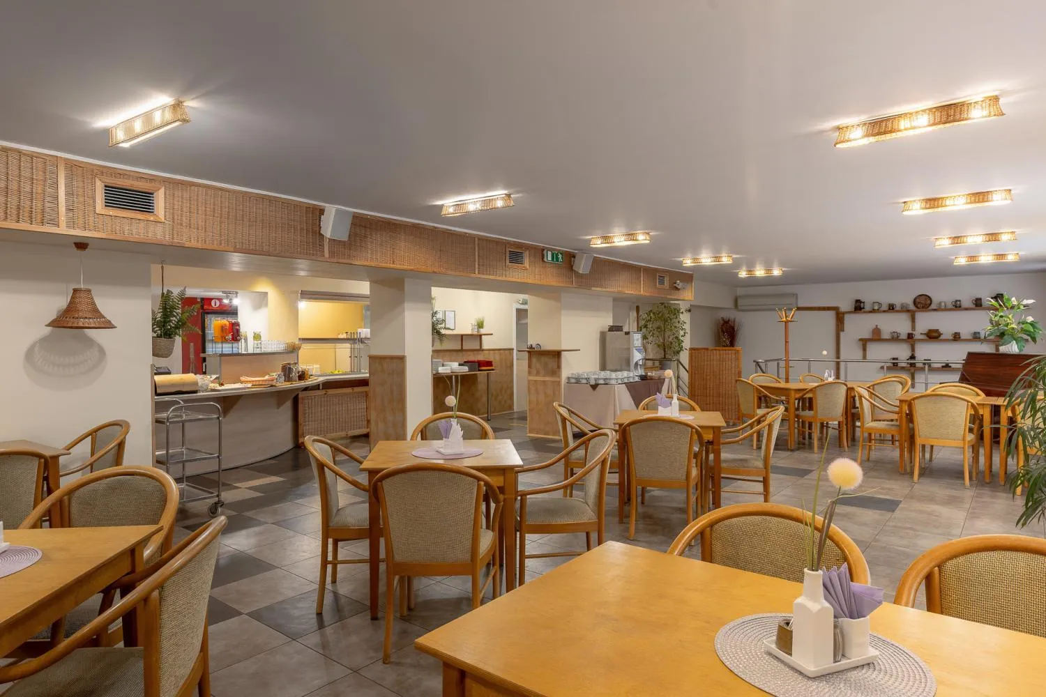 Restaurant/places to eat in Apart Hotel Tomo FREE PARKING