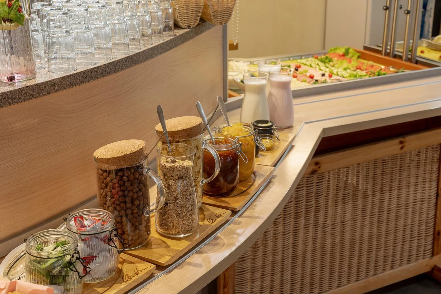 Breakfast in Apart Hotel Tomo FREE PARKING