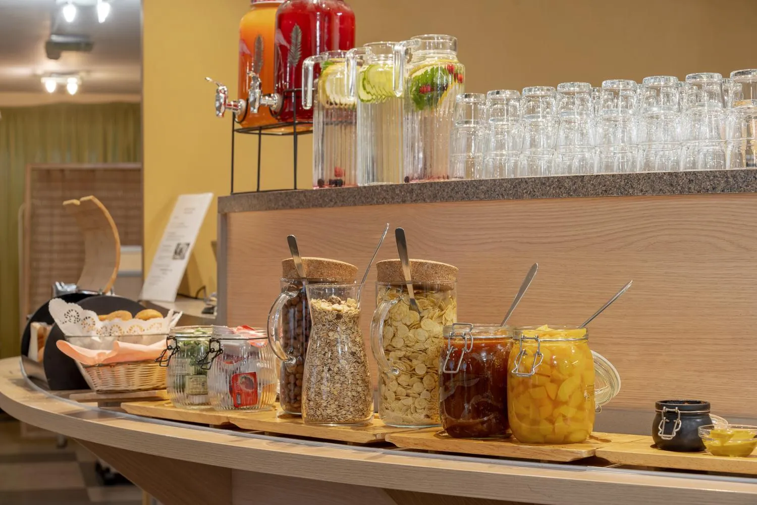 Breakfast in Apart Hotel Tomo FREE PARKING