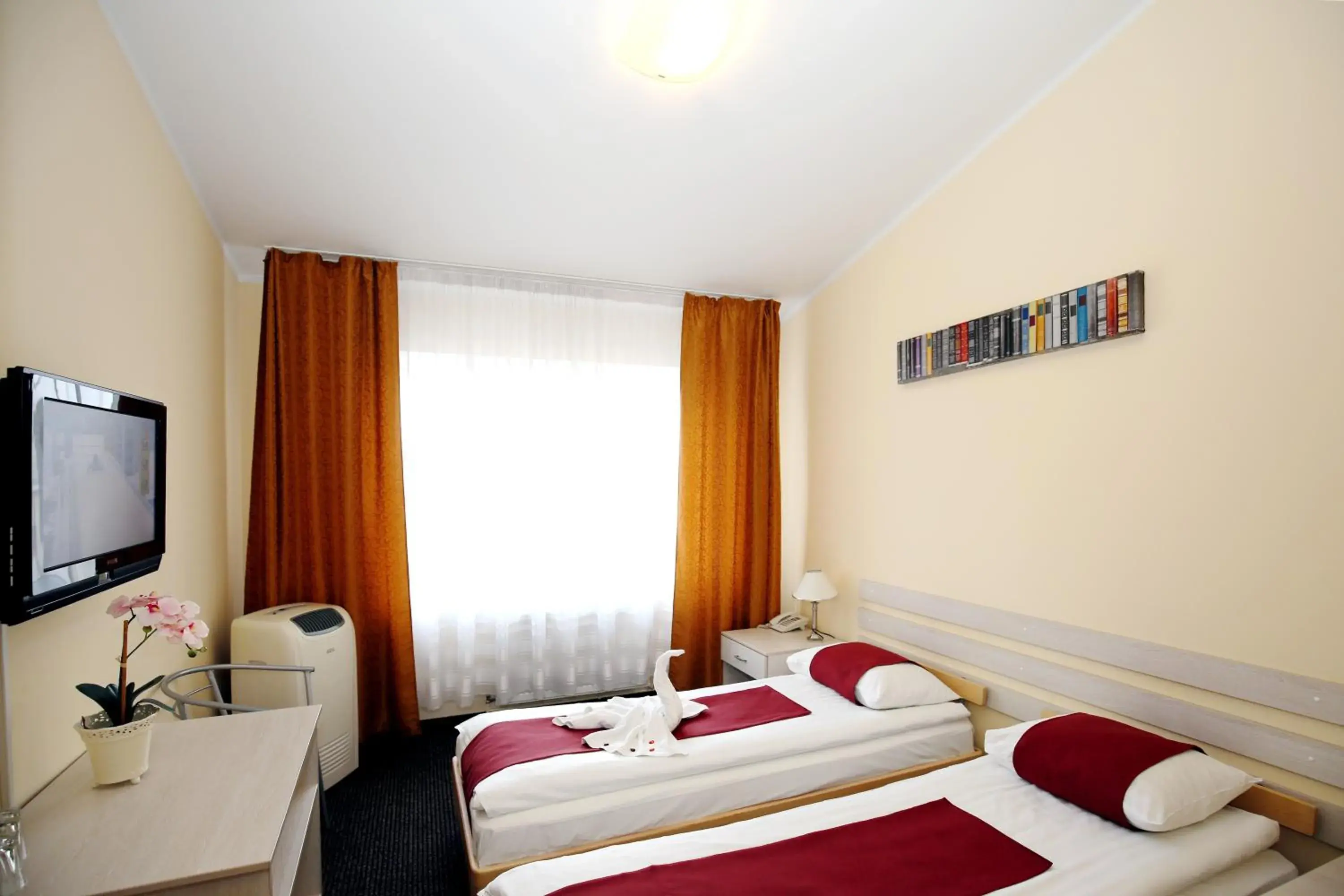 Twin Room - single occupancy in Apart Hotel Tomo FREE PARKING Twin Room - single occupancy in Apart Hotel Tomo FREE PARKING
