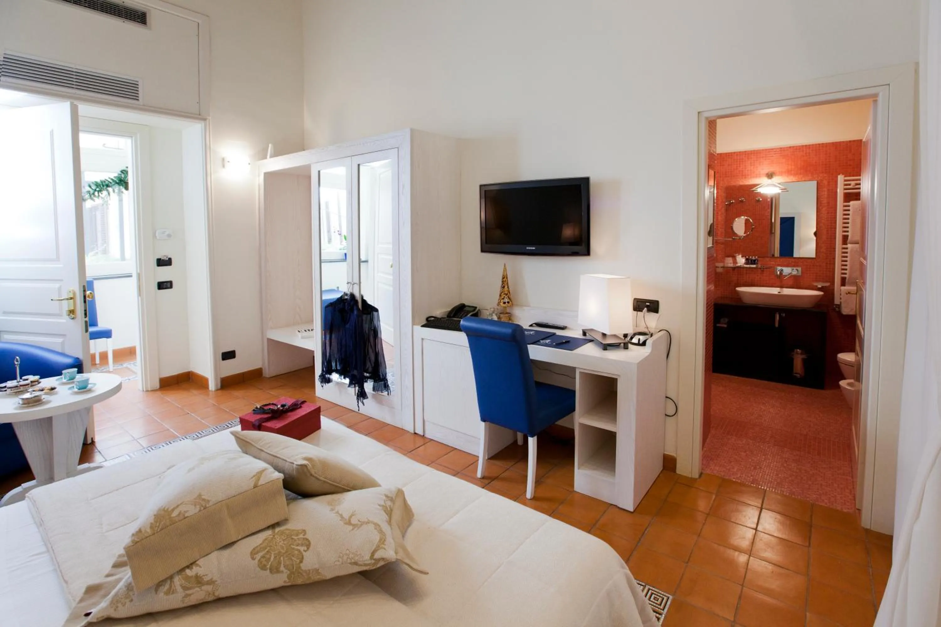 Bathroom, Bed in Maison Tofani