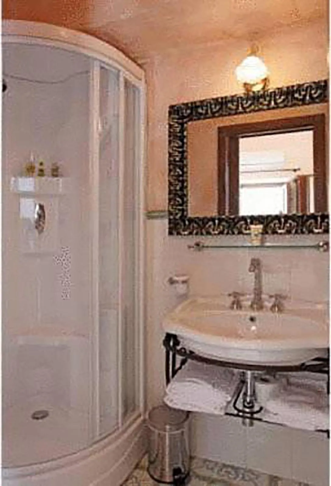 Toilet in L'Antico Borgo Dei Limoni