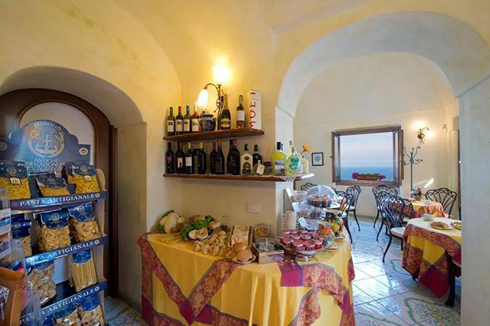Lounge or bar in L'Antico Borgo Dei Limoni