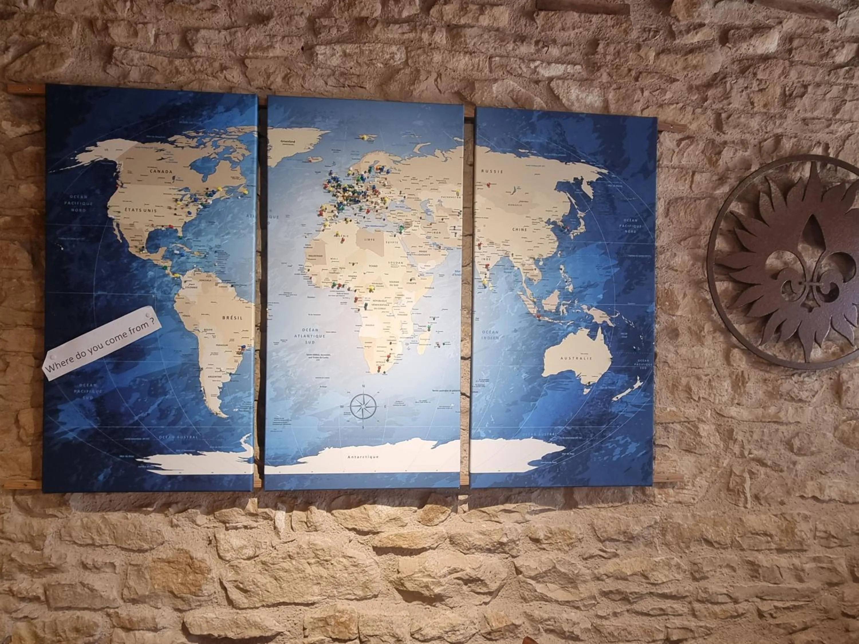 Lounge or bar in Logis Hôtel La Fleur de Lys